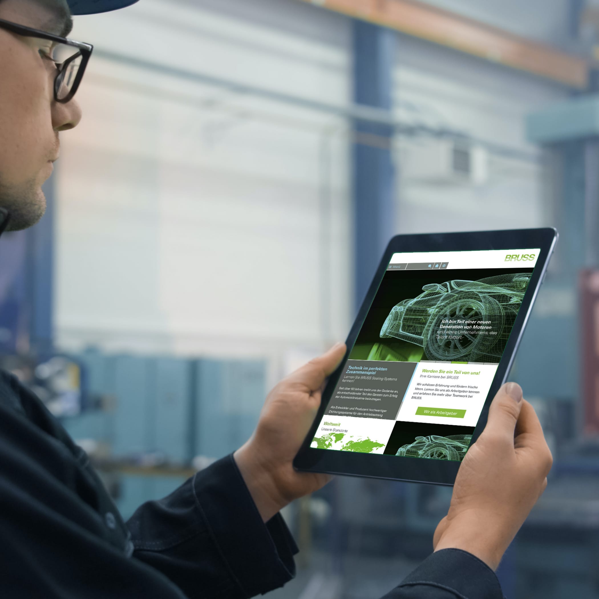 hochzwei_gbru_teaser_02.jpg Mann hält Tablet in der Hand, das die Website von Bruss zeigt