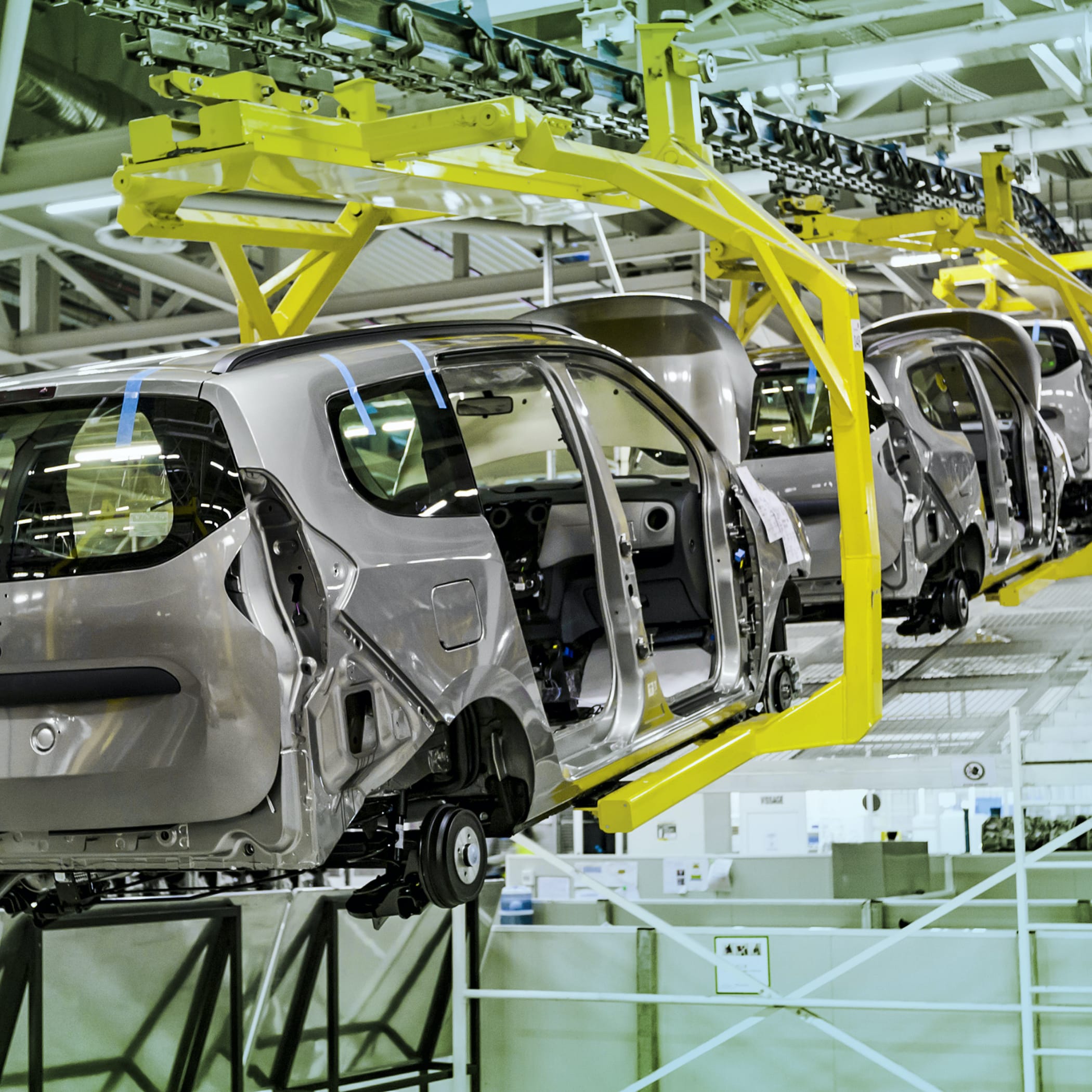 hochzwei_gbru_teaser_07.jpg In der Autowerkshalle, silberne Karosserien am Band