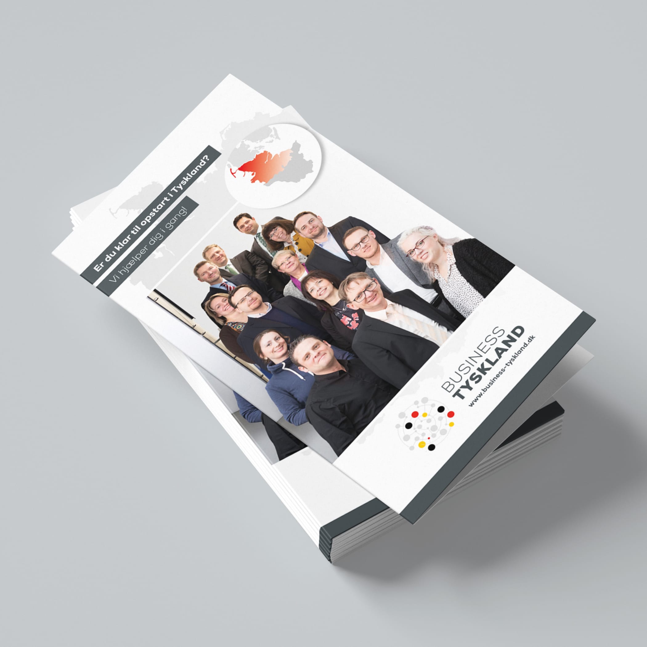 hochzwei_tyskland_teaser_01.jpg Stapel Flyer für Business Tyskland zeigt Personengruppe