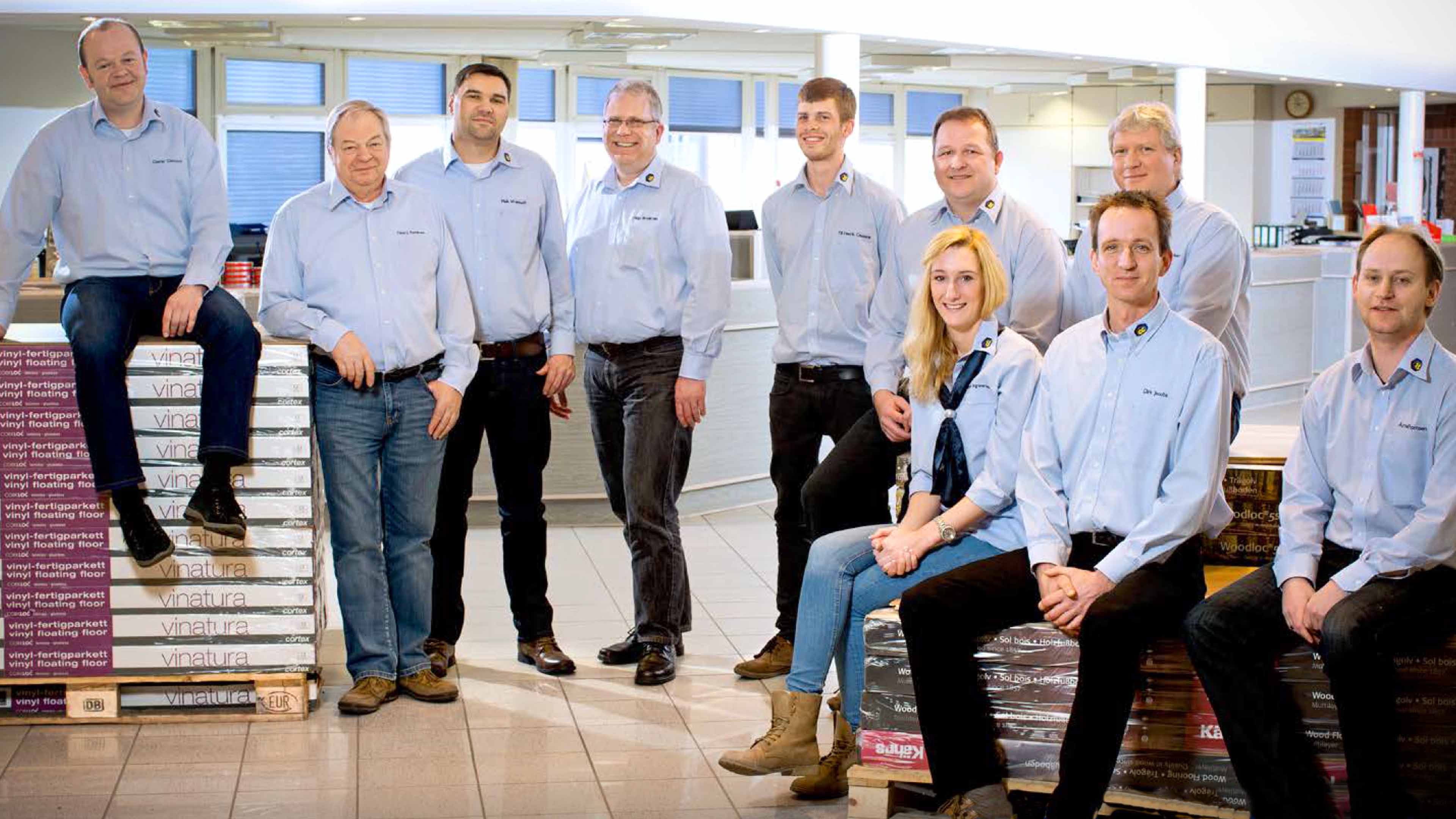 hochzwei_cgch_slider_02.jpg Zehn Mitarbeitende in hellblauen CG-Hemden