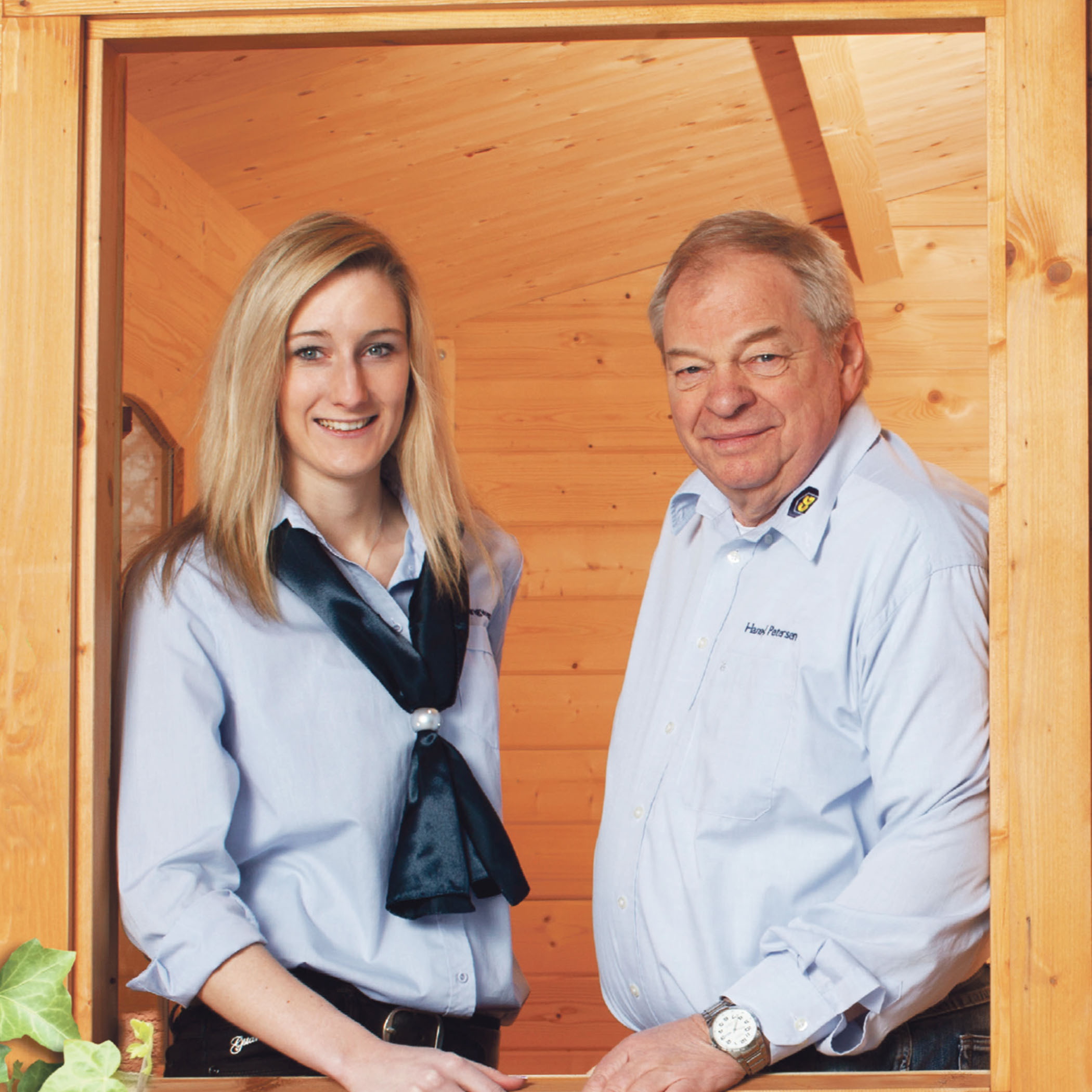 hochzwei_cgch_taeser_05.jpg Frau und Mann schauen aus Holzhütte