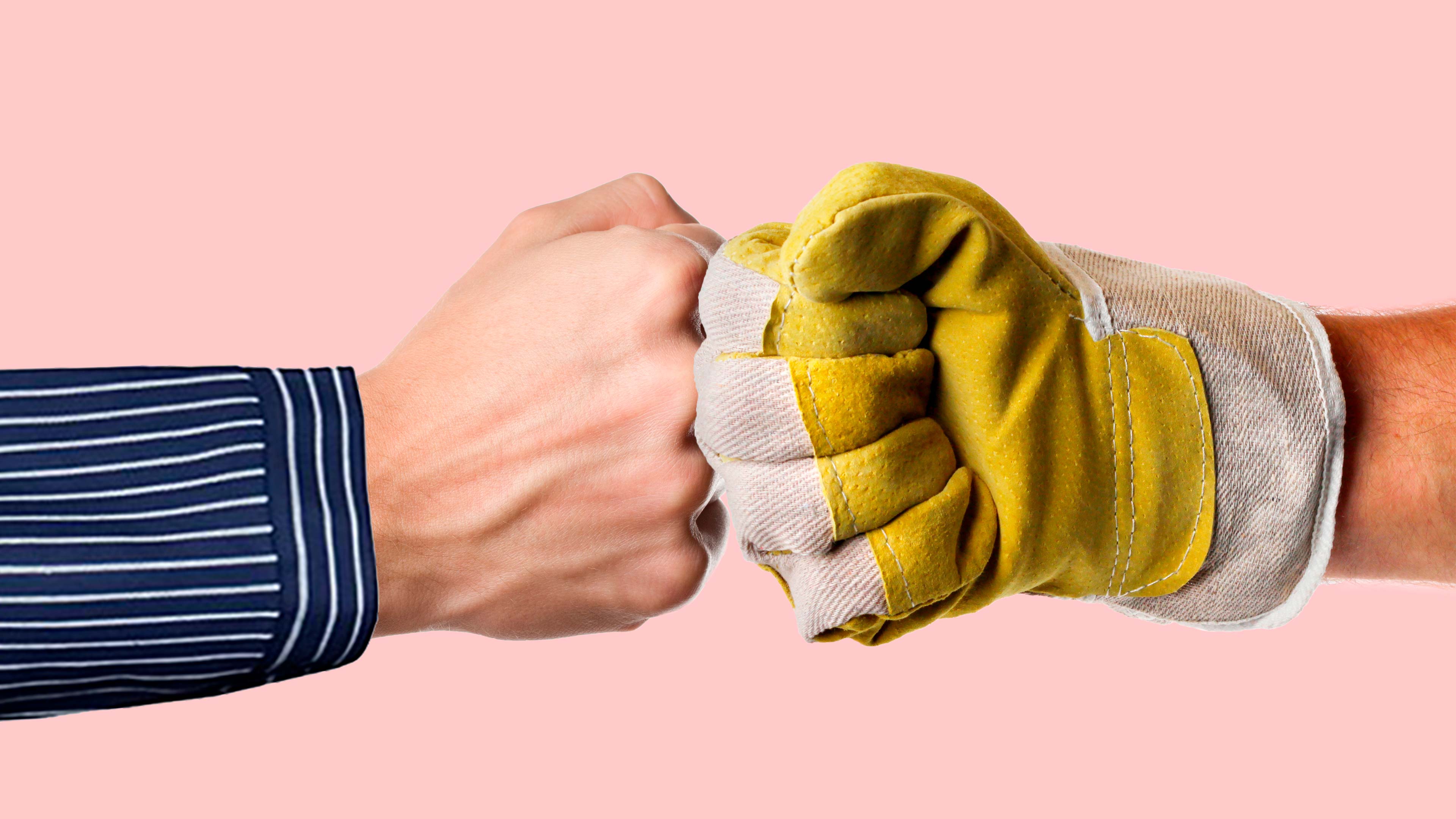 Faust im Fischerhemd begrüßt Faust im gelben Arbeitshandschuh