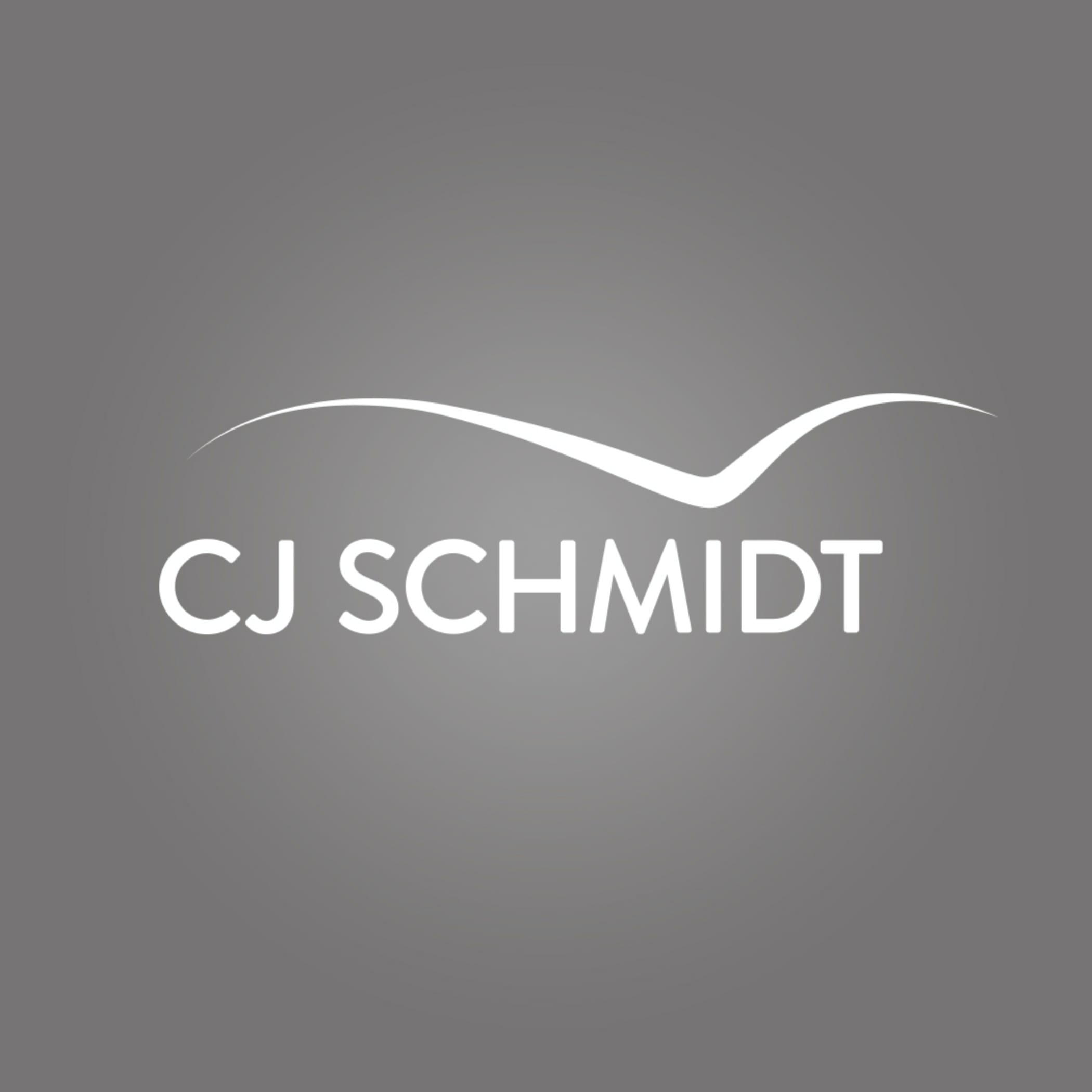 hochzwei_cjsch_teaser_01.jpg Weißer Schriftzug CJ Schmidt vor grauem Hintergrund