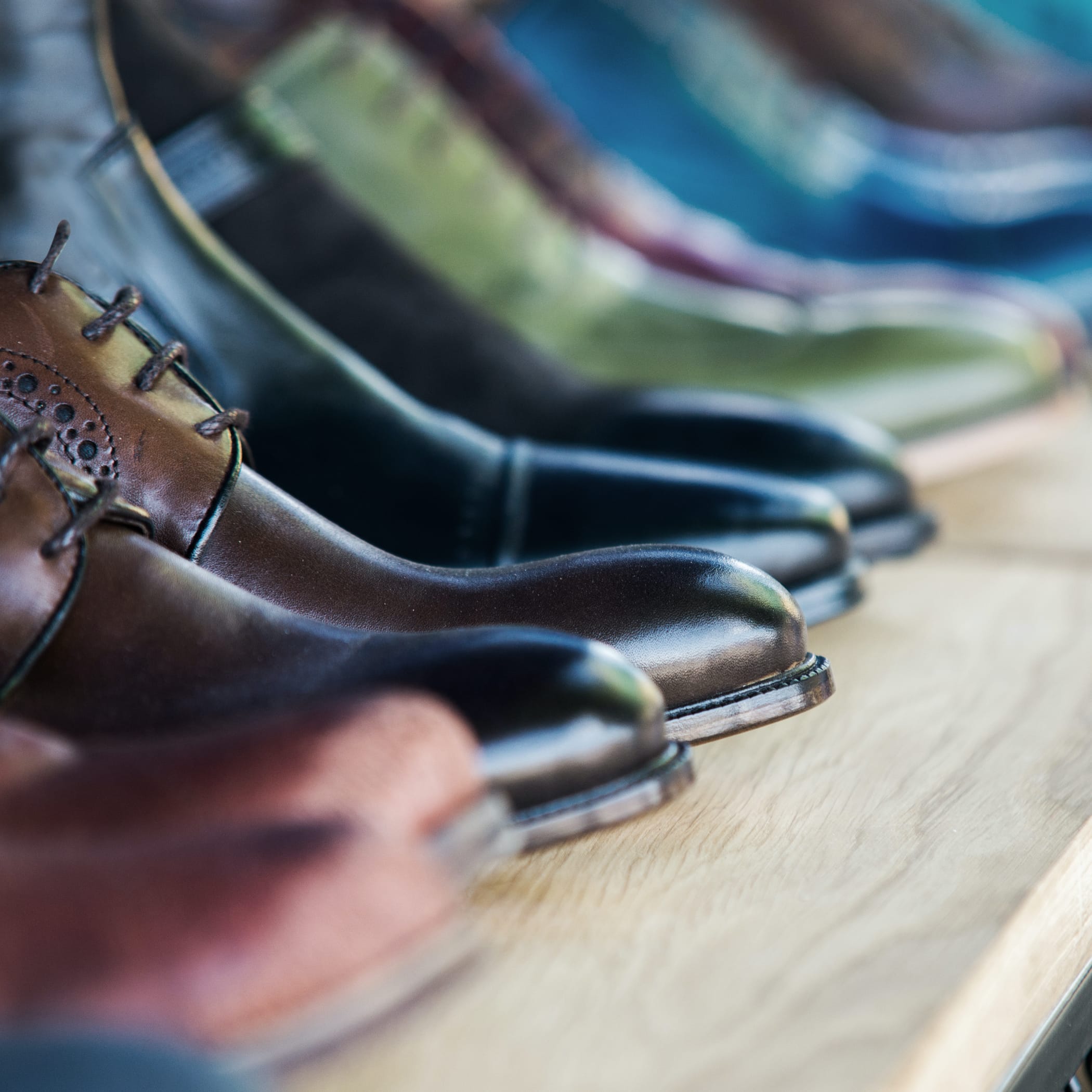 hochzwei_cjsch_teaser_05.jpg Nahaufnahme von mehreren Herrenschuhen in einer Reihe