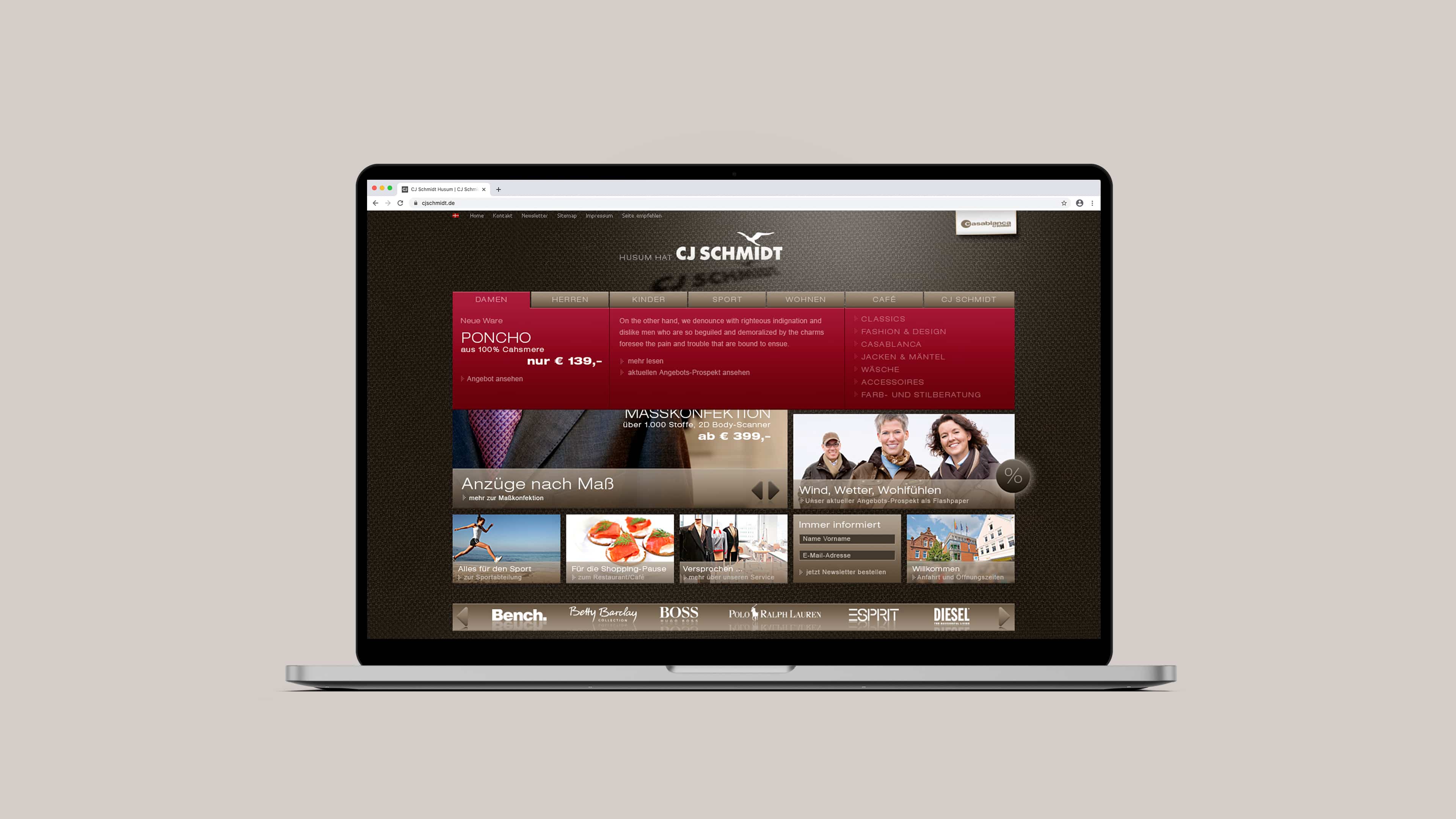 hochzwei_cjsc_slider_03.jpg Laptop zeigt Website von CJ Schmidt mit rotem Teaser über Ponchos