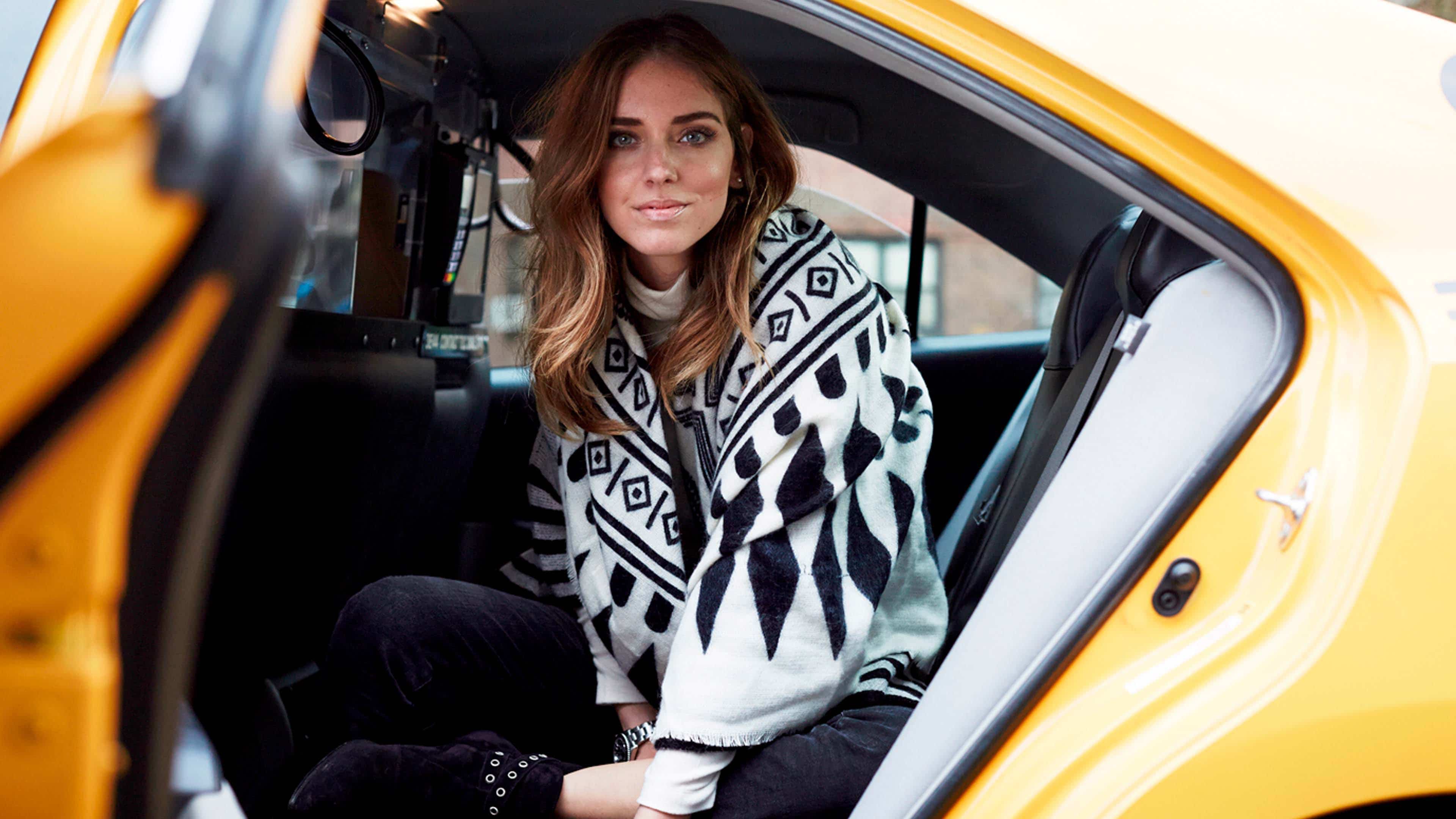 Blick auf langhaariges Model auf Rückbank eines gelben Autos