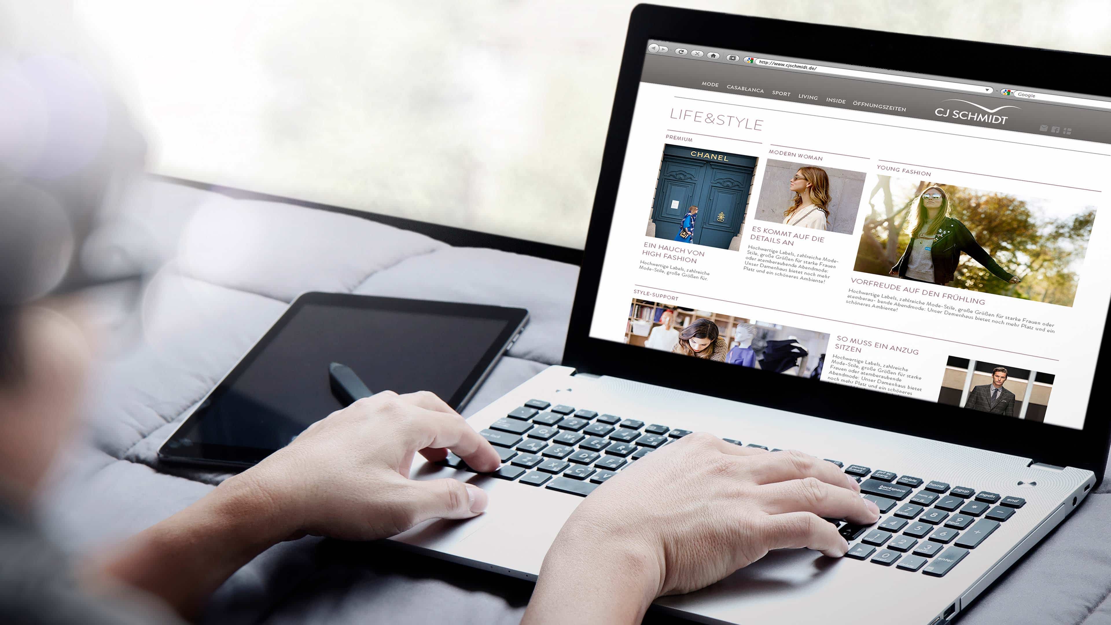 Hände am Laptop mit Seite über Life & Style bei CJ Schmidt