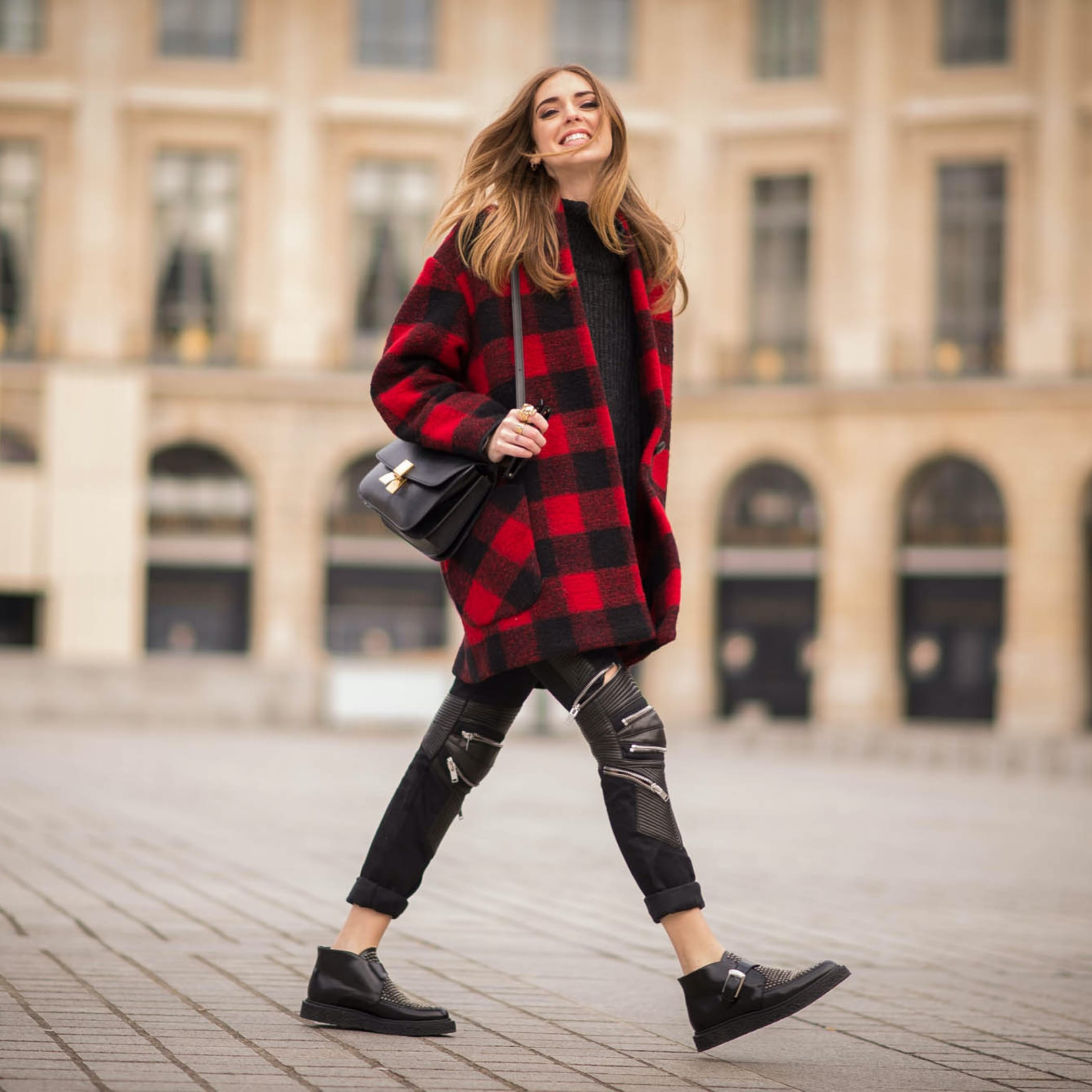 hochzwei_cjs_teaser_03.jpg Lachendes Model im rot-schwarz karierten Kurzmantel