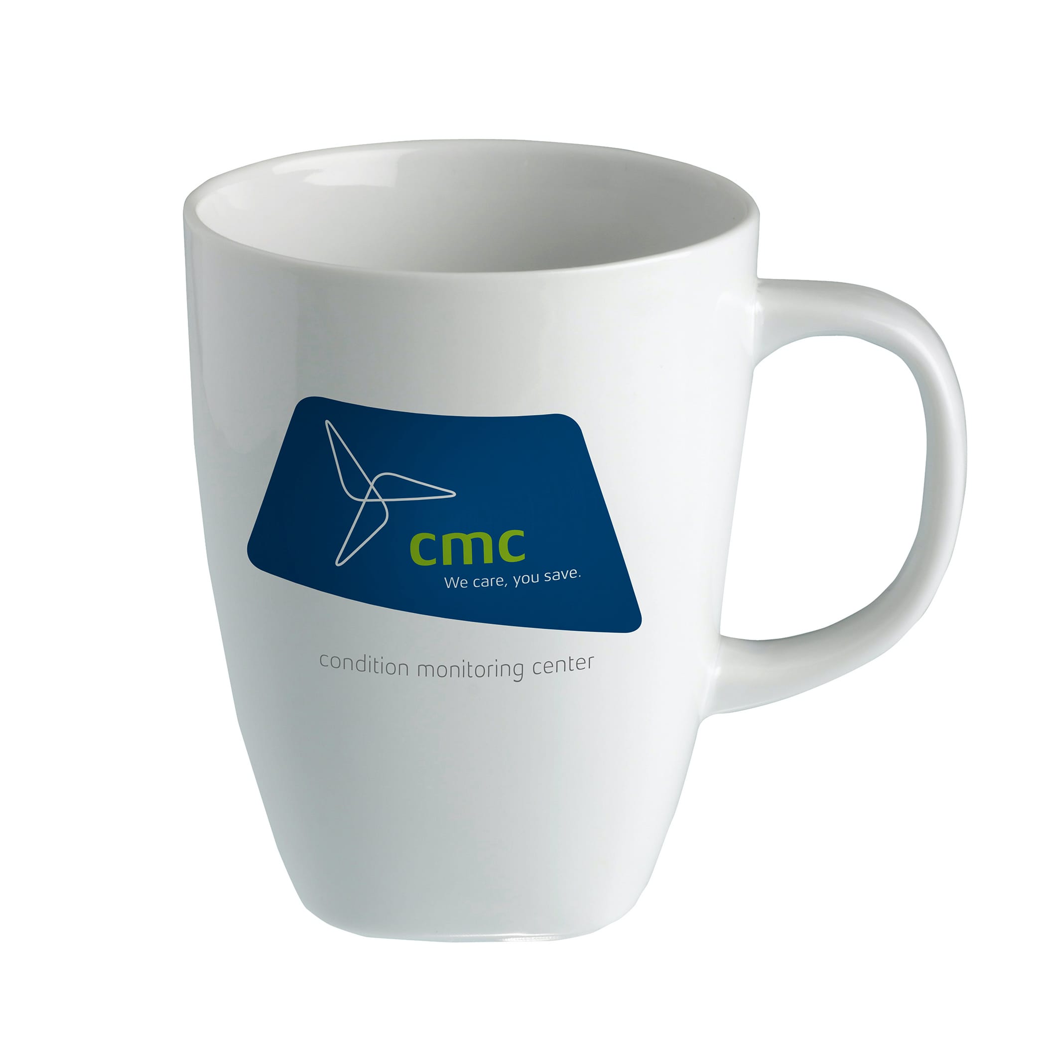 hochzwei_cmc_teaser_05.jpg Weißer Becher mit cmc-Logo auf blauem Trapez