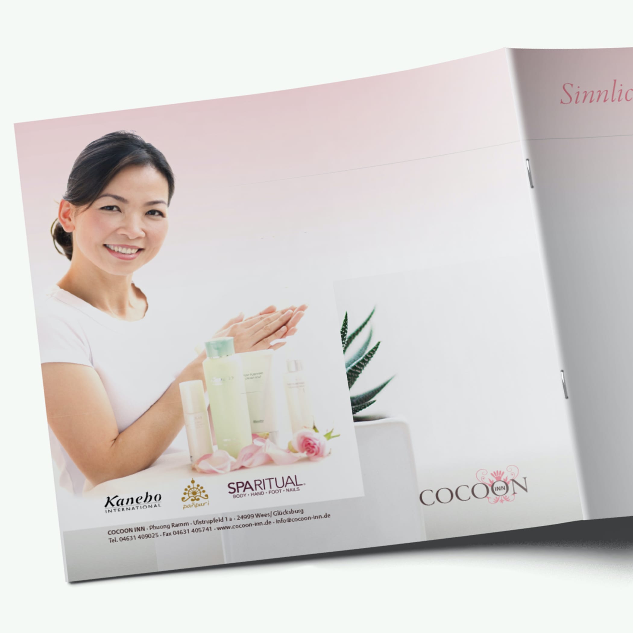 hochzwei_phra_teaser_06.jpg Rückseite der quadratischen Broschüre für Cocoon Inn