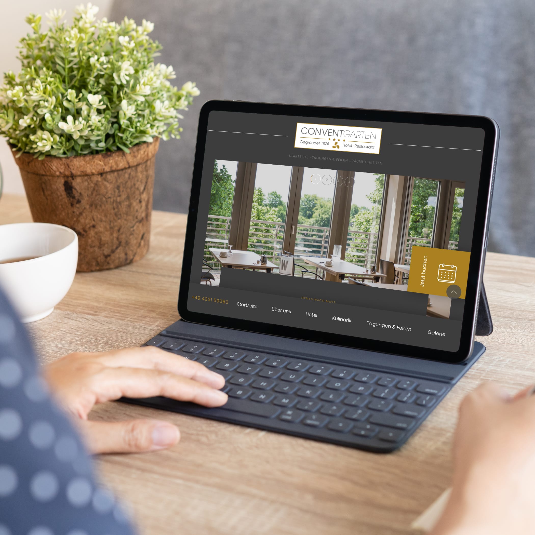 hochzwei_congar_teaser_01.jpg Aufgestelltes Tablet zeigt Startseite des Hotel Conventgarten