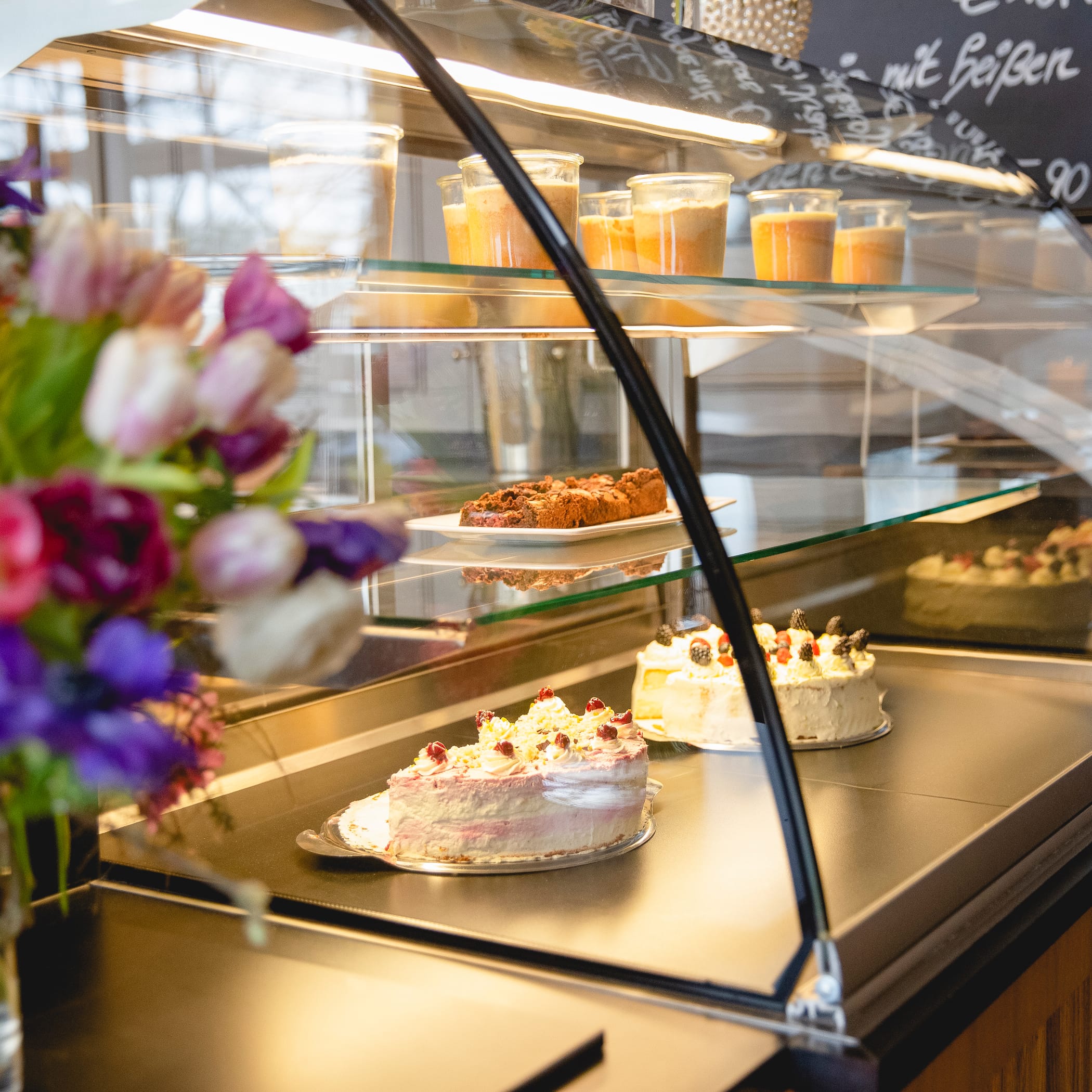 hochzwei_congar_teaser_02.jpg Sahnetorten im gläsernen Kuchenbuffet