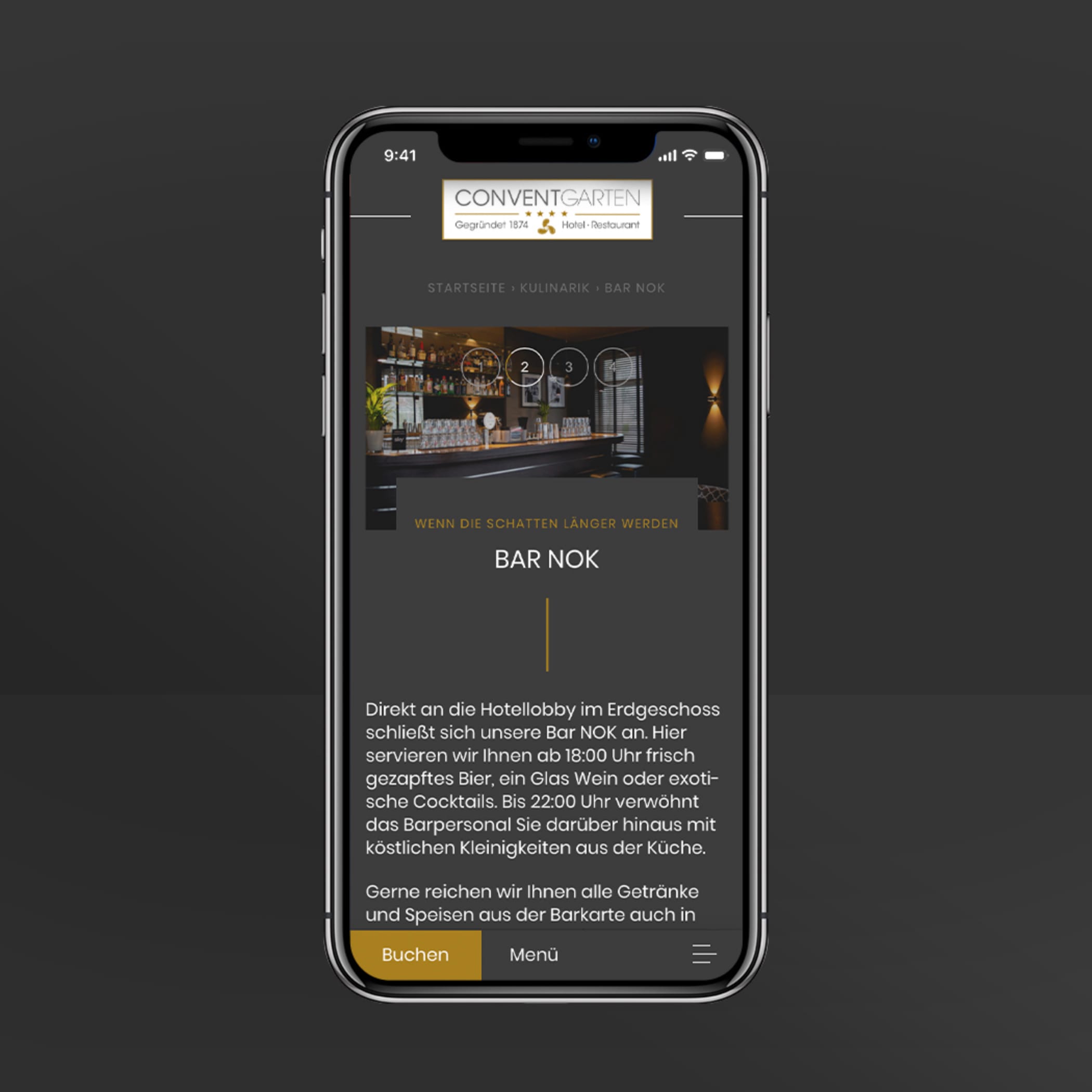 hochzwei_congar_teaser_09.jpg Smartphone zeigt Website des Hotel Conventgarten über Bar Nok.