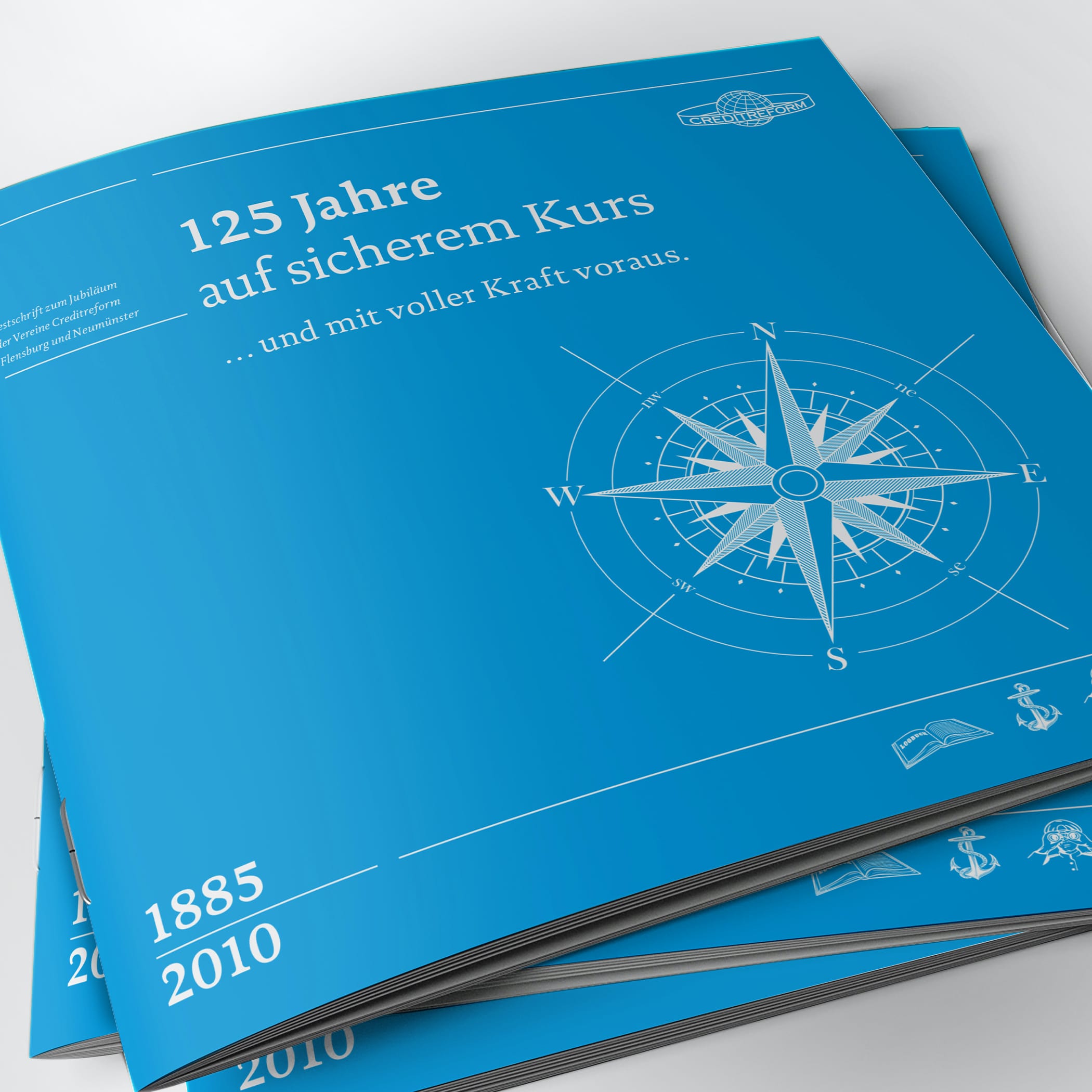 hochzwei_cred_teaser_03.jpg Stapel blauer Broschüren mit weißer