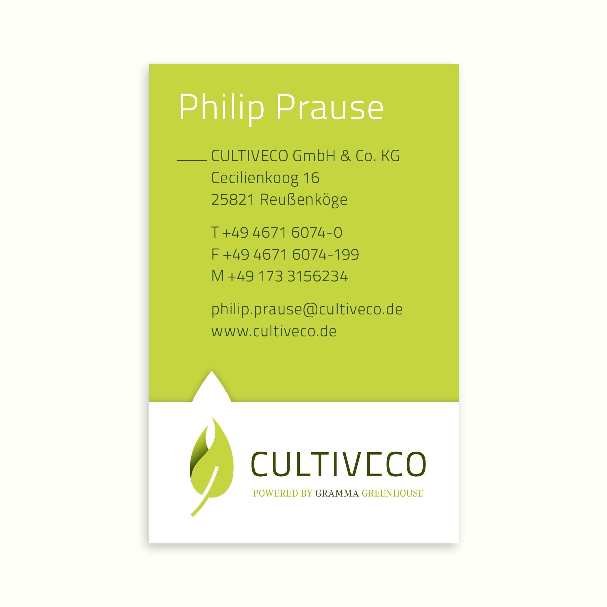 hochzwei_gp_teaser_05.jpg Hochkant-Visitenkarte mit grünem Hintergrund und Logo von cultiveco
