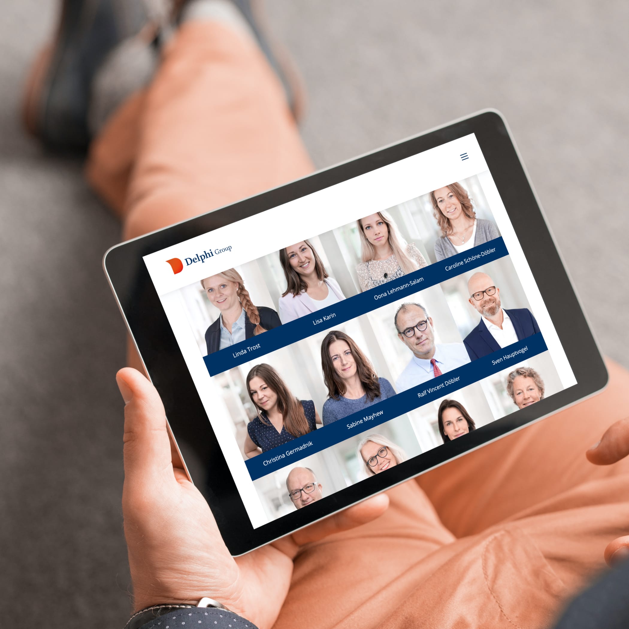 hochzwei_delphi_teaser_06.jpg Tablet, dass viele Mitarbeiterporträts der Website delphi-hr.de zeigt