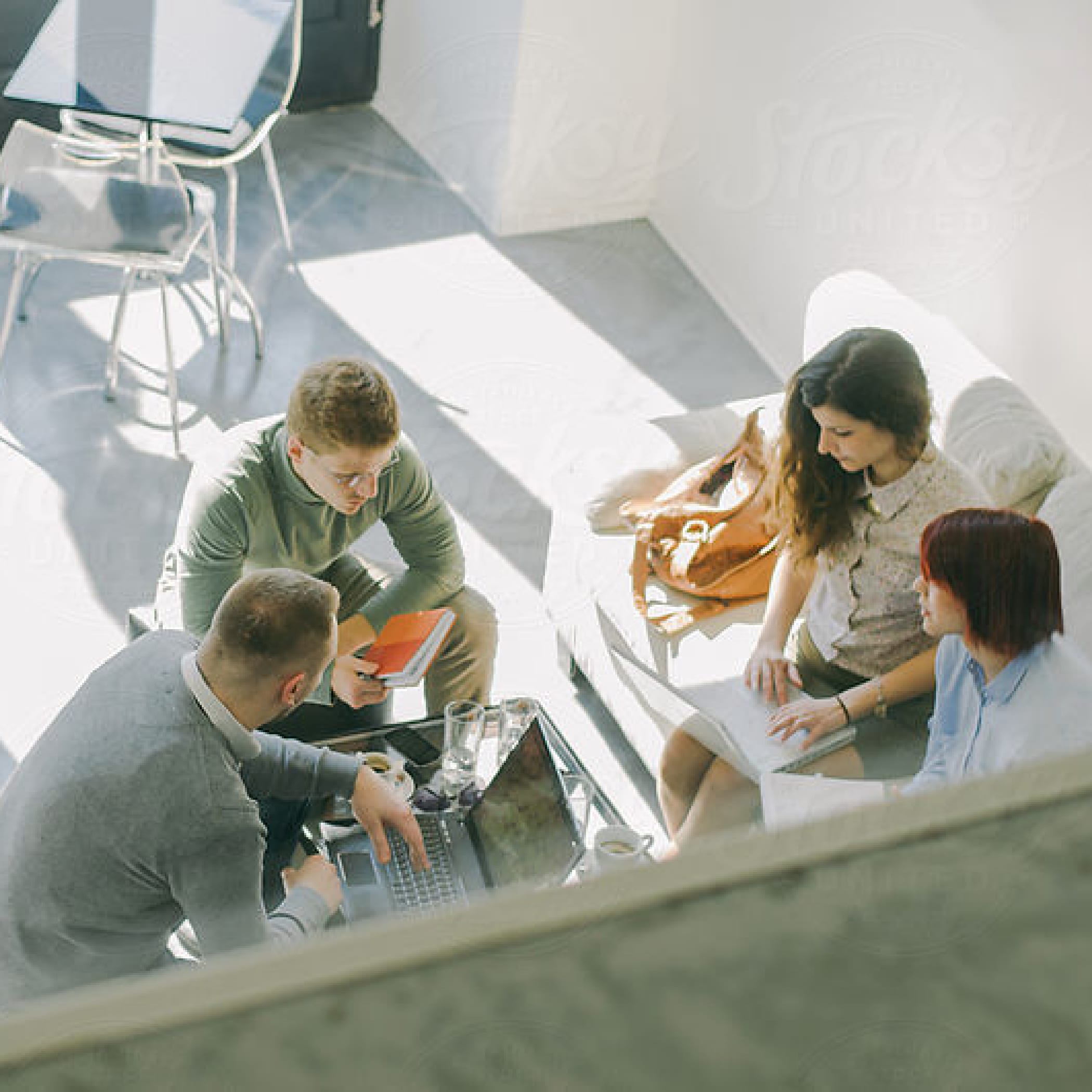 hochzwei_delphi_teaser_07.jpg Blick von oben auf eine vierköpfige Arbeitsgruppe an einem kleinen Tisch