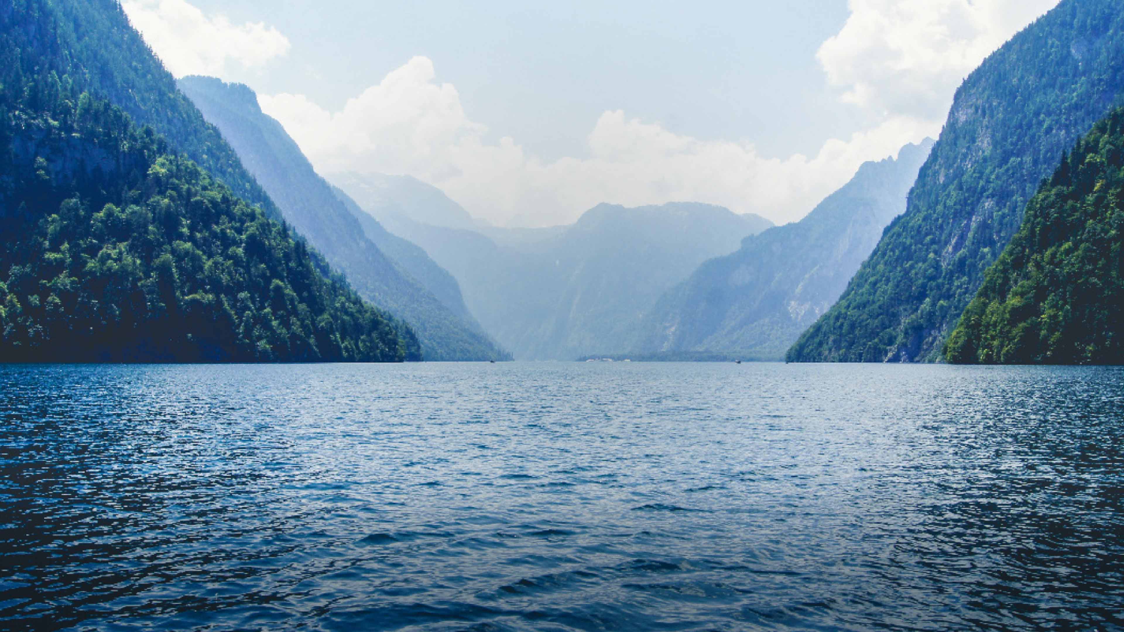 Königssee mit hohen Bergen links und rechts