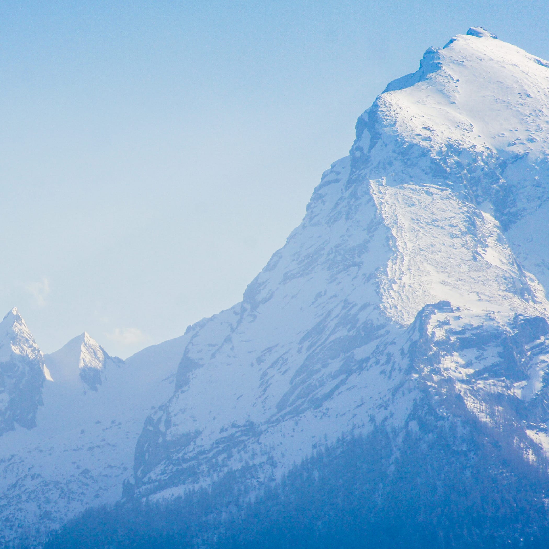 hochzwei_fwschoen_teaser_01.jpg Schneebedeckter Berggipfel