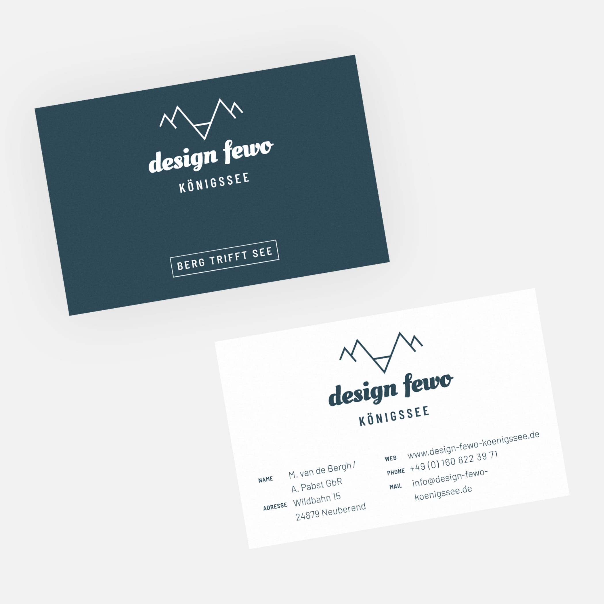 hochzwei_fwschoen_teaser_03.jpg Vorder- und Rückseite einer Visitenkarte in grau und weiß für design fewo Königssee