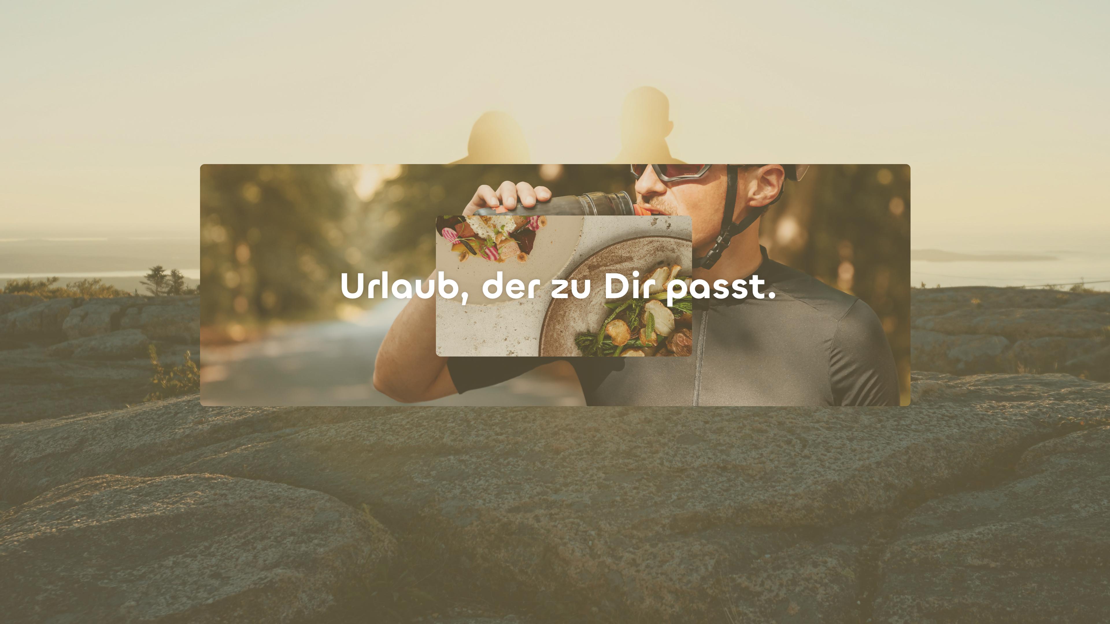 3 sich überlagernde Bilder. Ein felsiger Strand in der Abenddämmerung, ein Radfahrer, der aus einer Flasche trinkt und zwei Teller mit Essen drauf.