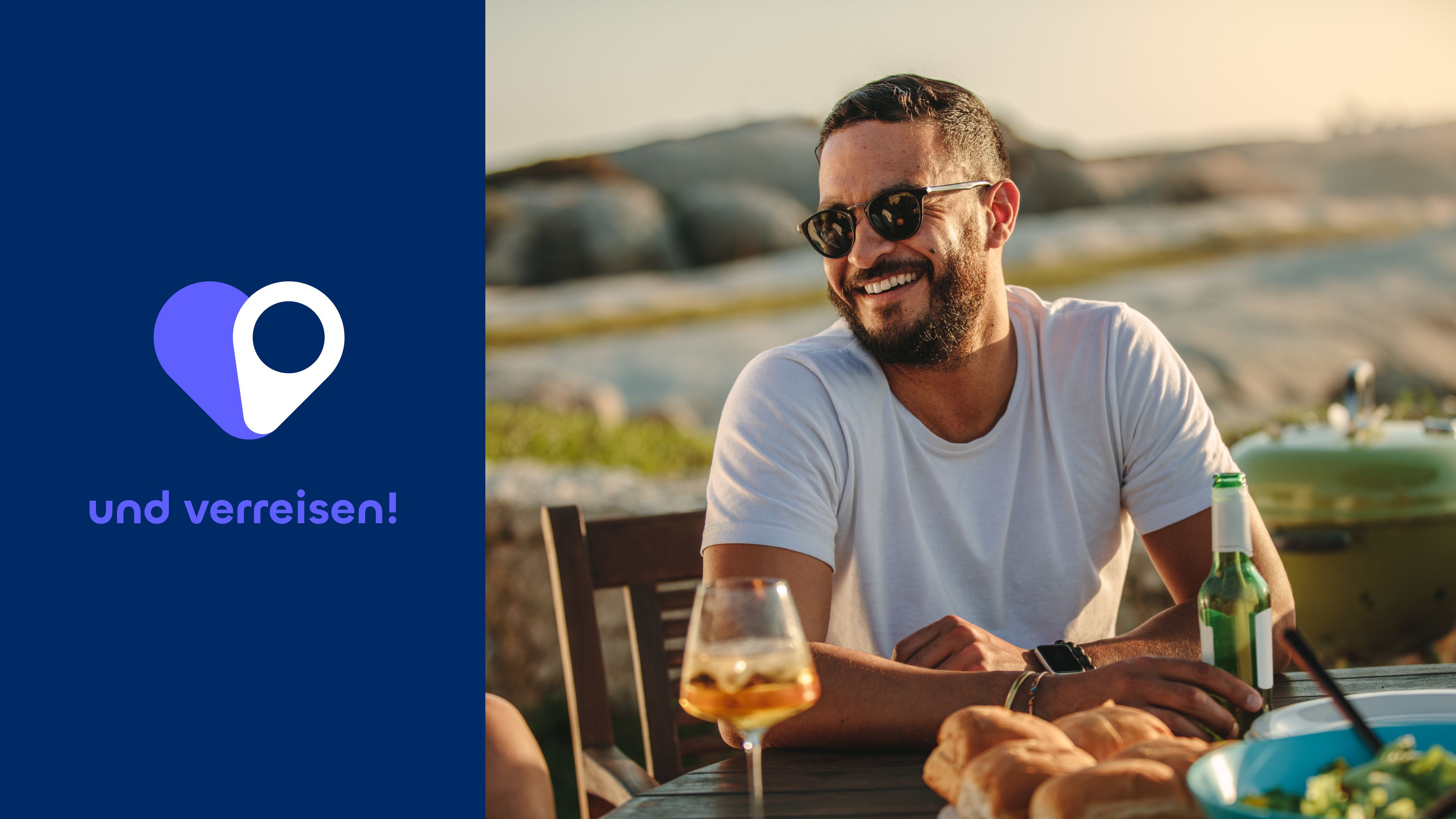 Das match&travel Logo und ein lächelnder junger Mann auf einer Terrasse in der Abenddämmerung beim Grillen