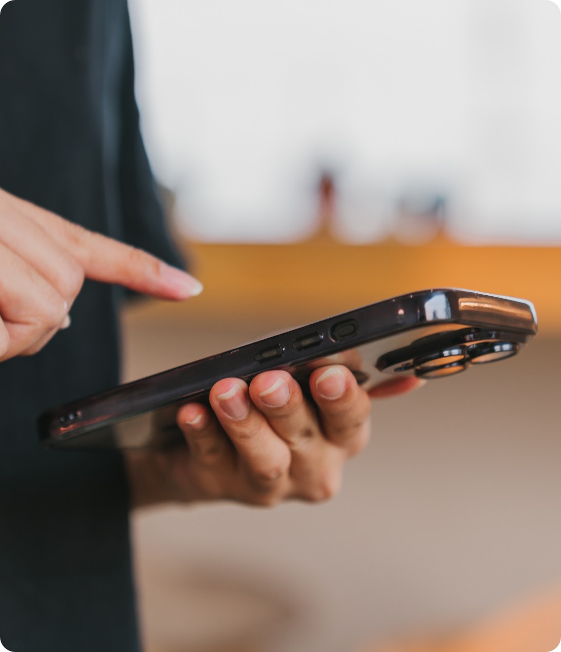 Eine Person tippt auf ihrem Smartphone (Symbolbild)