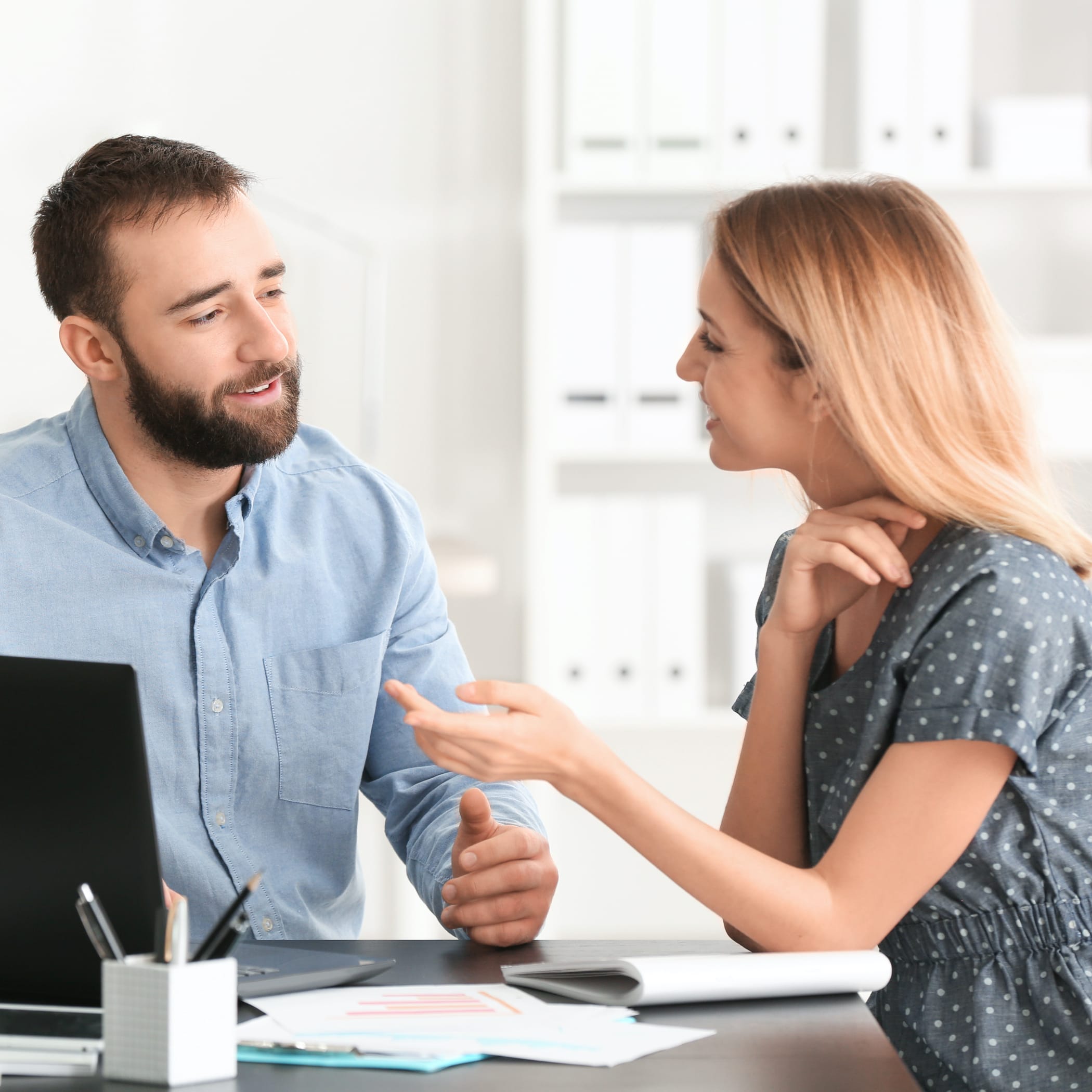 Frau und Mann im Arbeitsgespräch