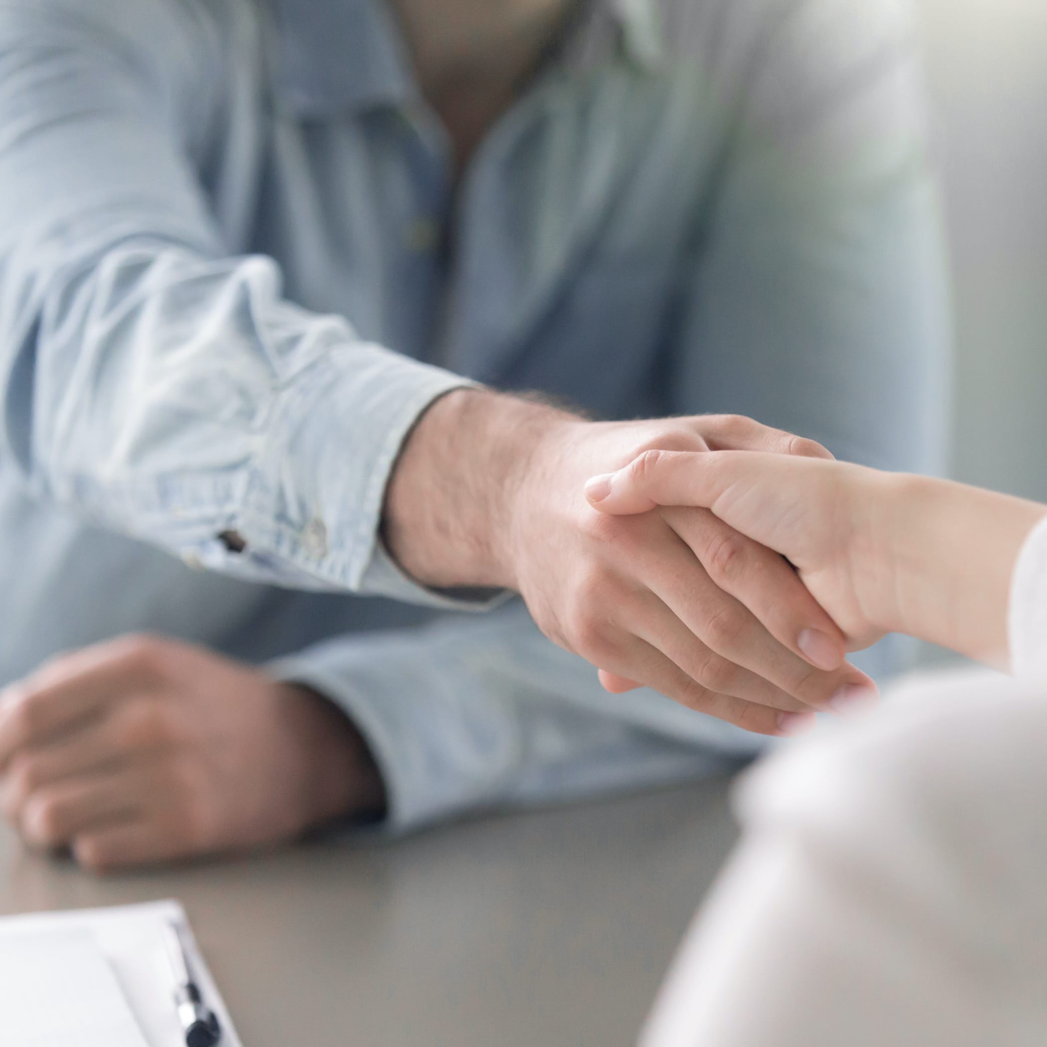 Handschlag zweier Personen