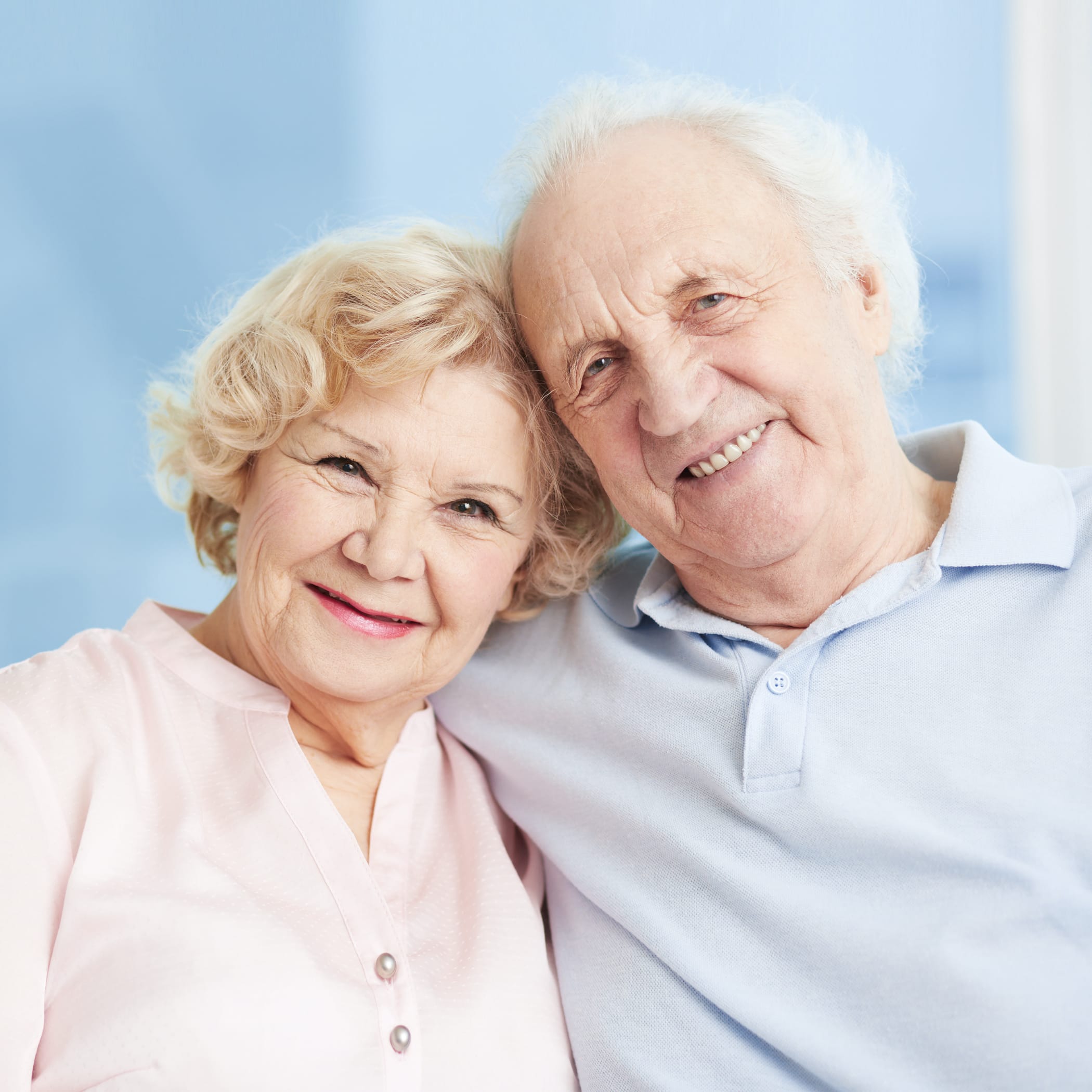 hochzwei_dpfl_teaser_05.jpg Zwei lächelnde und sich umarmende Senioren lächeln in die Kamera