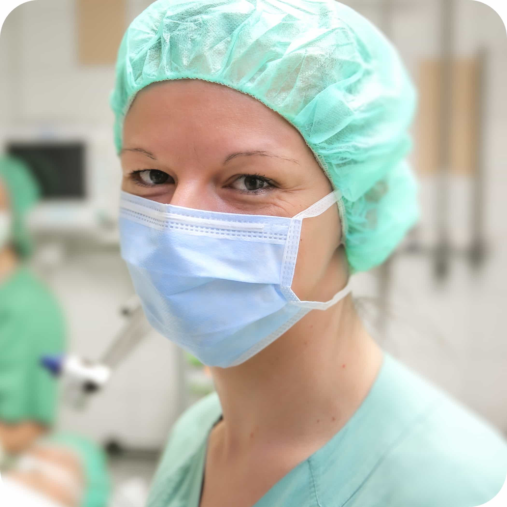 hochzwei_diako_teaser_01.jpg Pflegefachkraft mit Haube und OP-Maske