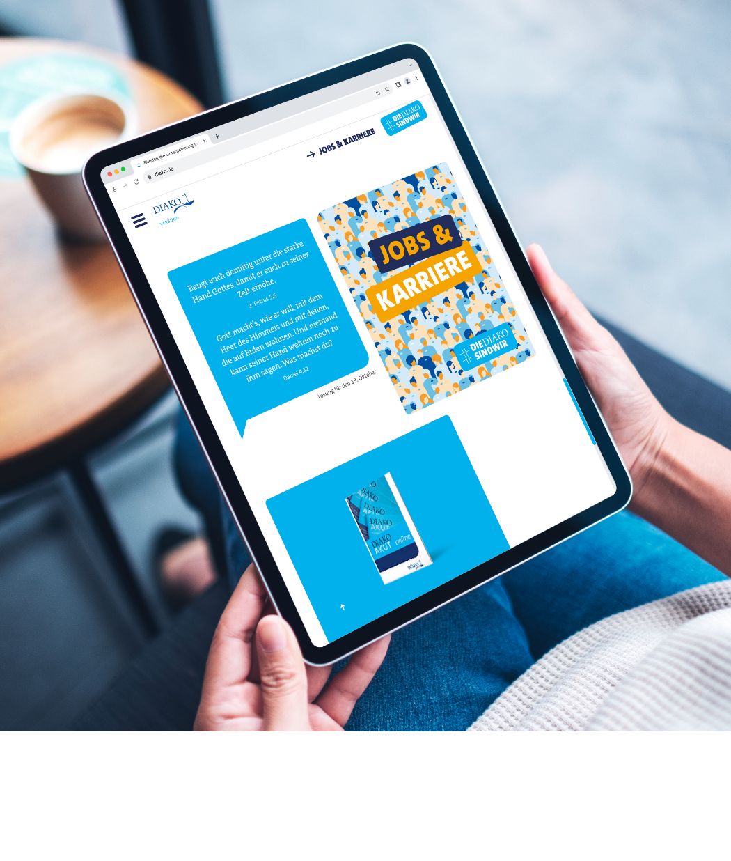 h2_diako_recruiting_teaser_10.jpg Eine Frau guckt sich die Diako Recruiting Kampagne an