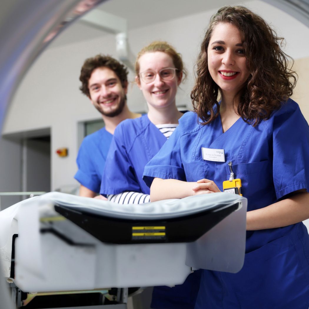 h2_Diako_teaser_04.jpg Zu sehen sind drei Mitarbeiter:innen der DIAKO.