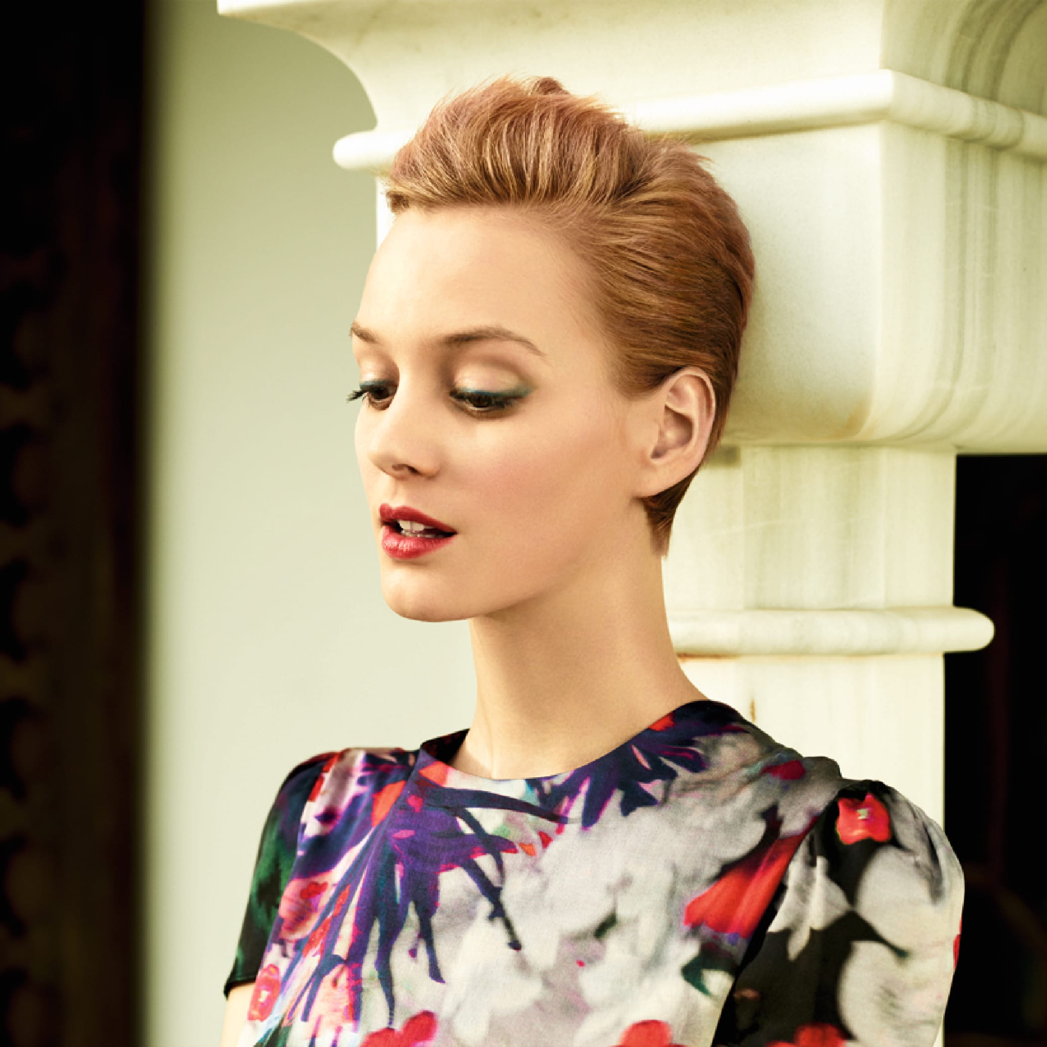 hochzwei_diel_teaser_06.jpg Blondine mit Kurzhaarfrisur und buntem Oberteil