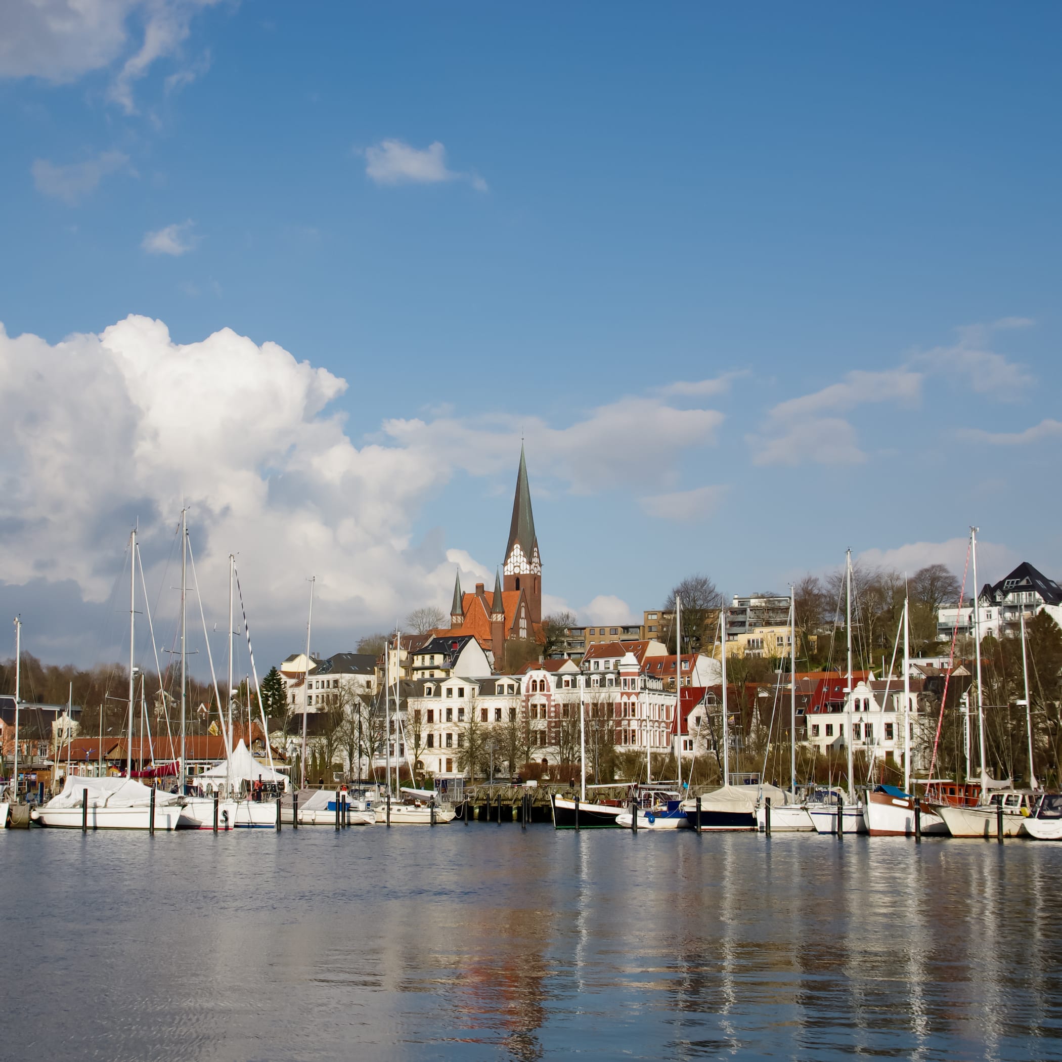 Flensburger Hafenpanorama mit Blick auf die St. Jürgen-Kirche