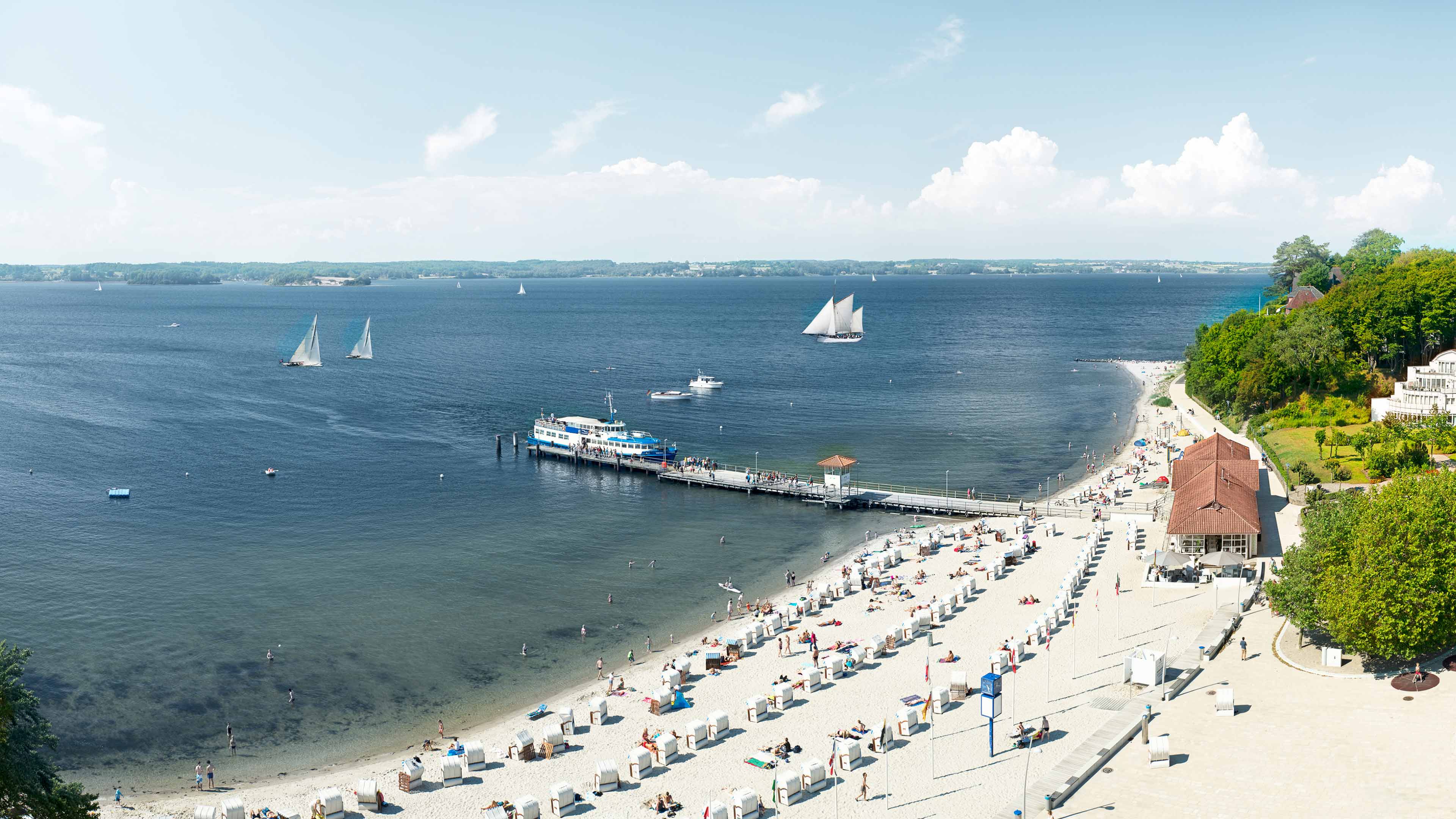 Luftaufnahme des Strandes und der Seebrücke in Glücksburg