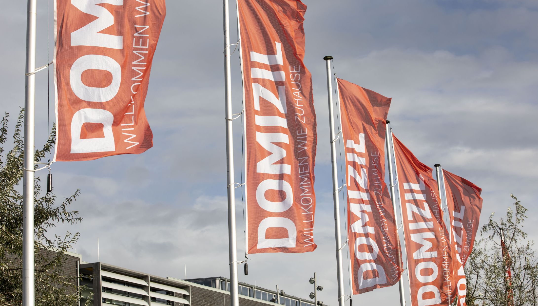 h2_domizil_teaser_03.jpg Zu sehen sind die aufgestellten Banner vor der Messe mit der Beschriftung