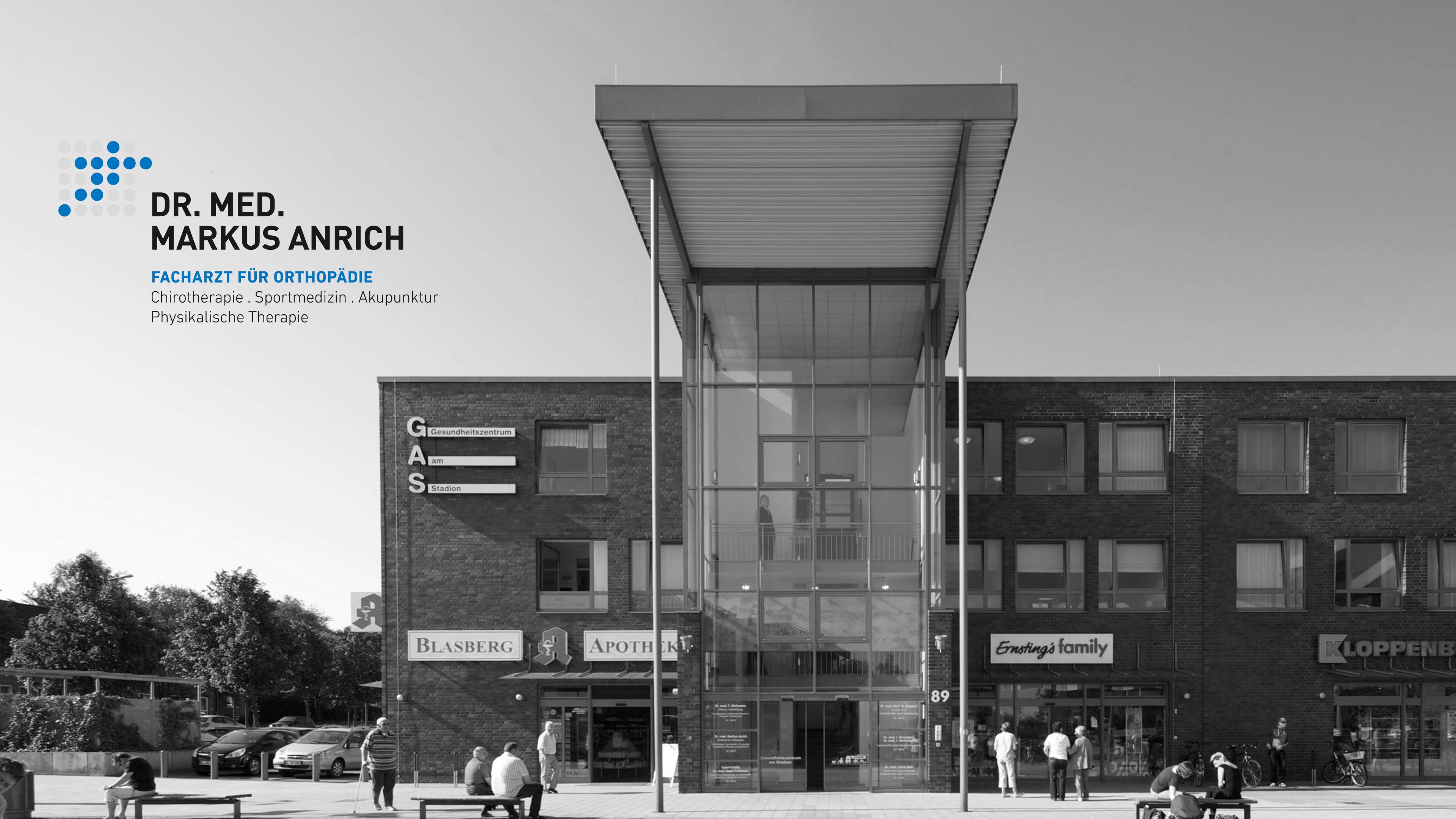 Schwarzweiße Frontalaufnahme des Praxisgebäudes und Logo von Dr. Anrich