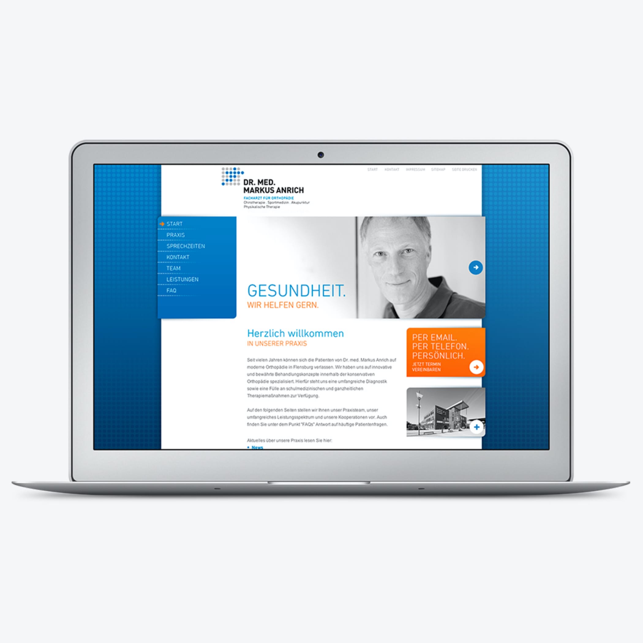 hochzwei_dran_teaser_04.jpg Laptop zeigt blau-weiß-orangene Website für Dr. Anrich