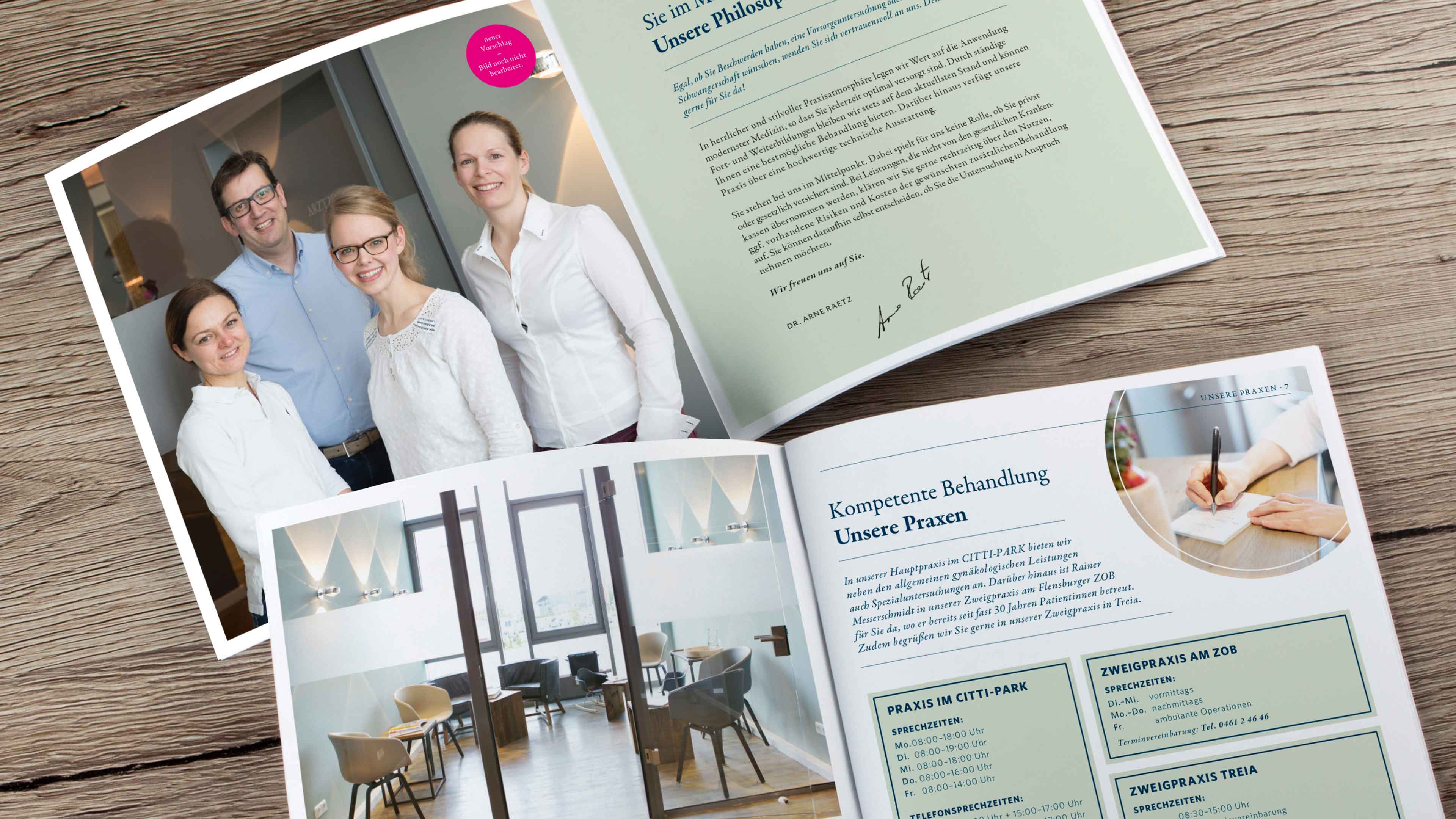 hochzwei_rae_slider_01.jpg Zwei aufgeschlagene Doppelseiten einer quadratischen Broschüre für Dr. Arne Raetz
