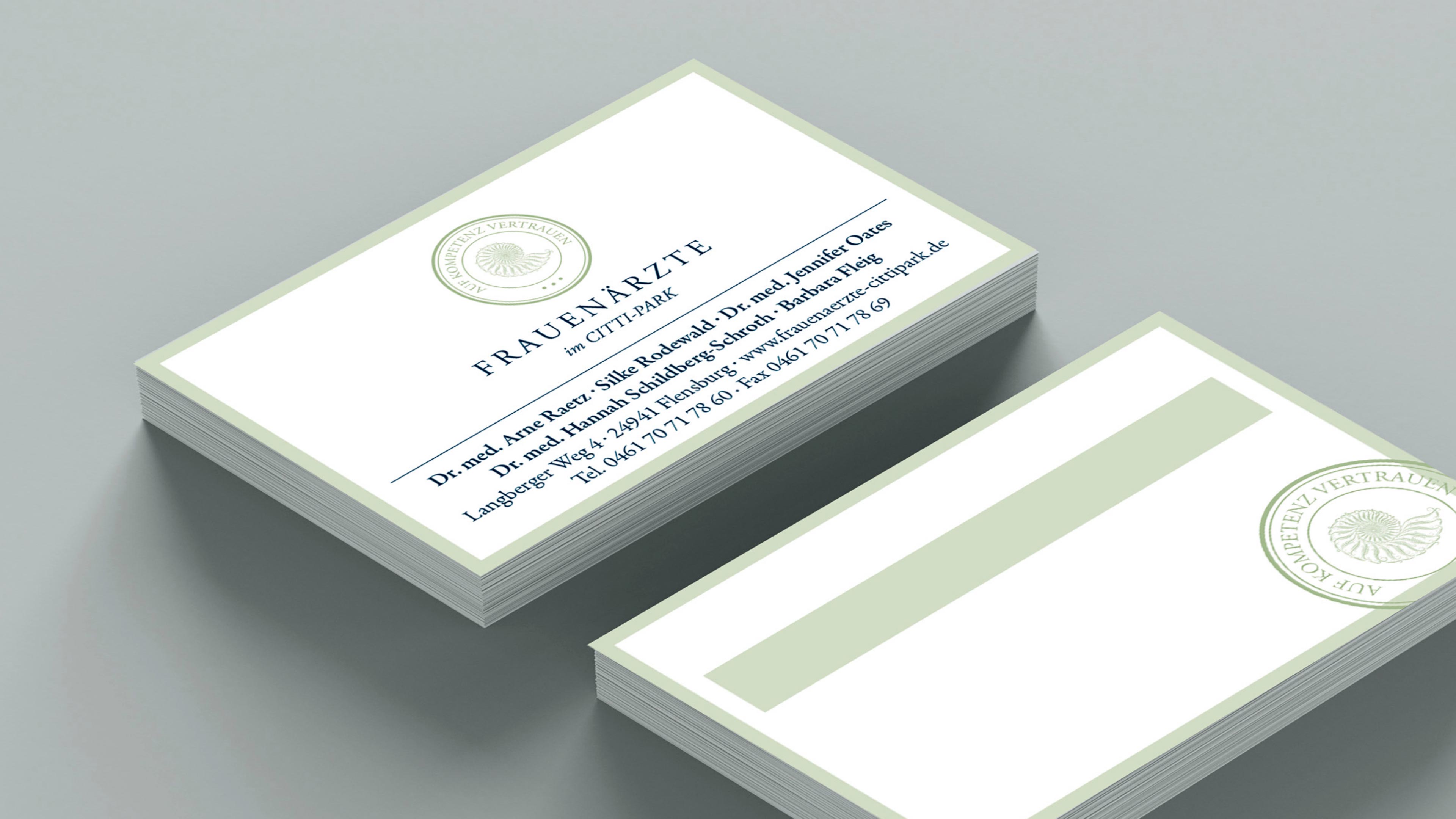 hochzwei_rae_slider_03.jpg Stapel weiß-hellgrüner Visitenkarten für die Frauenarztpraxis Dr. Arne Raetz
