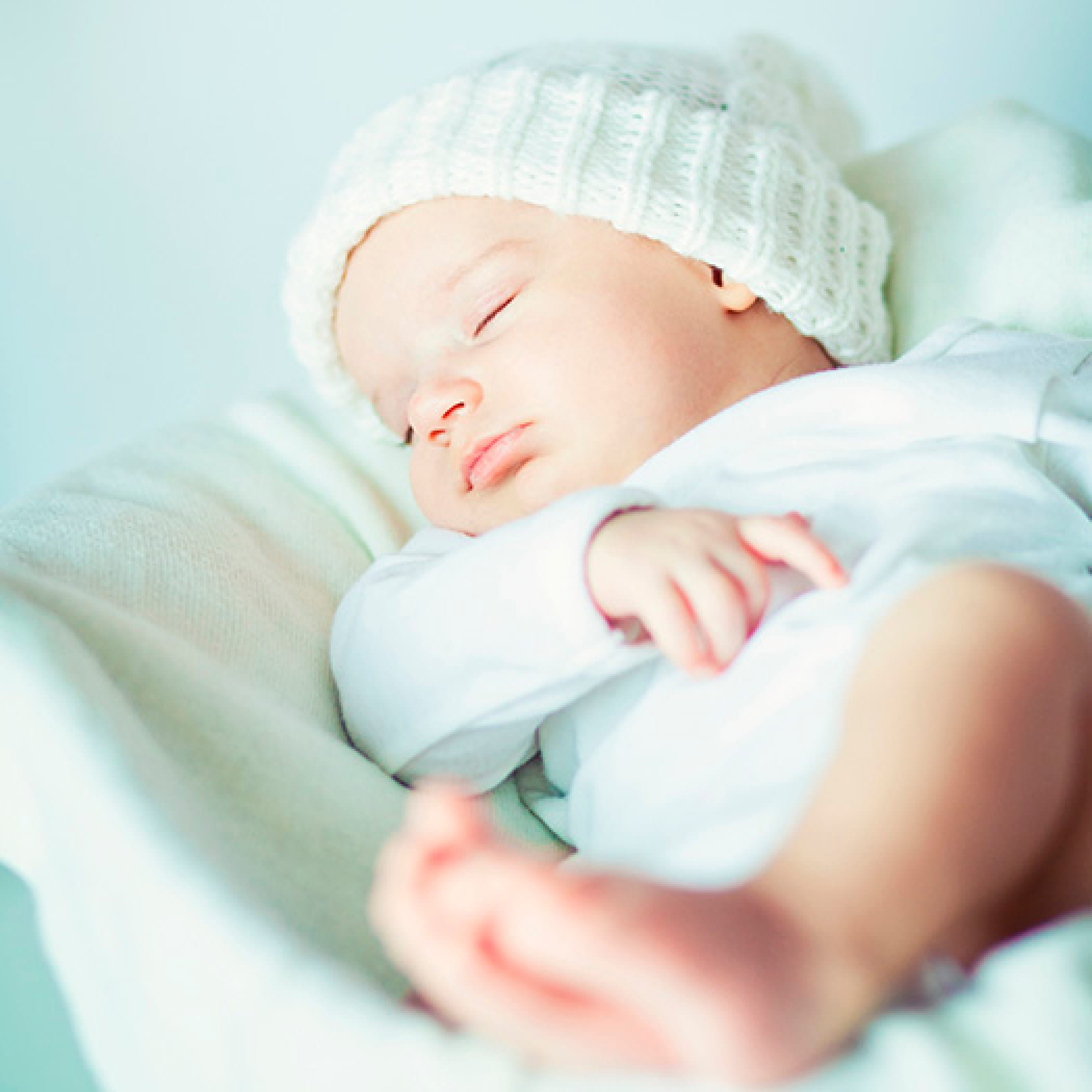 hochzwei_rae_teaser_03.jpg Kleines Baby schläft mit weißer Mütze