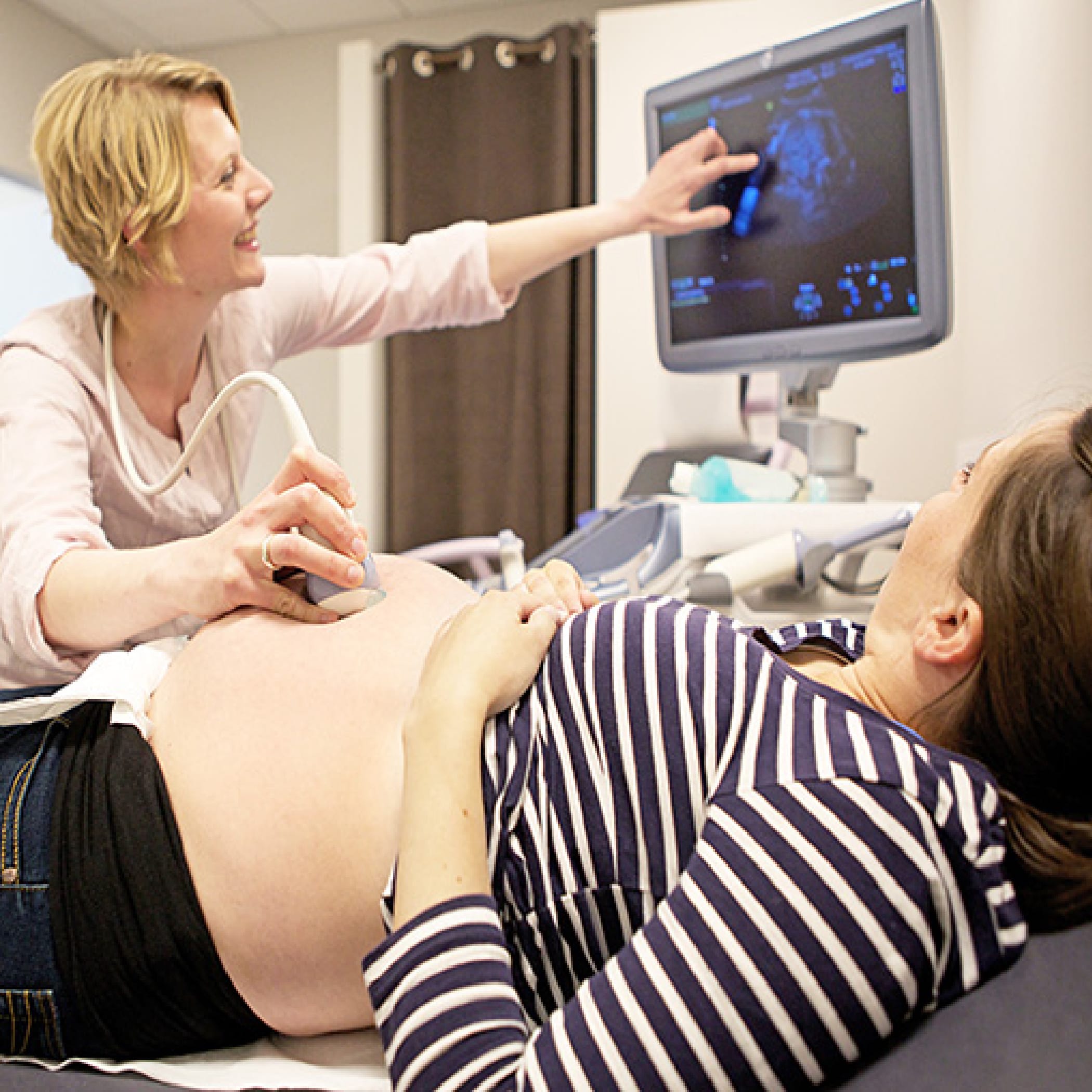 hochzwei_rae_teaser_07.jpg Schwangere liegend bei der Ultraschalluntersuchung