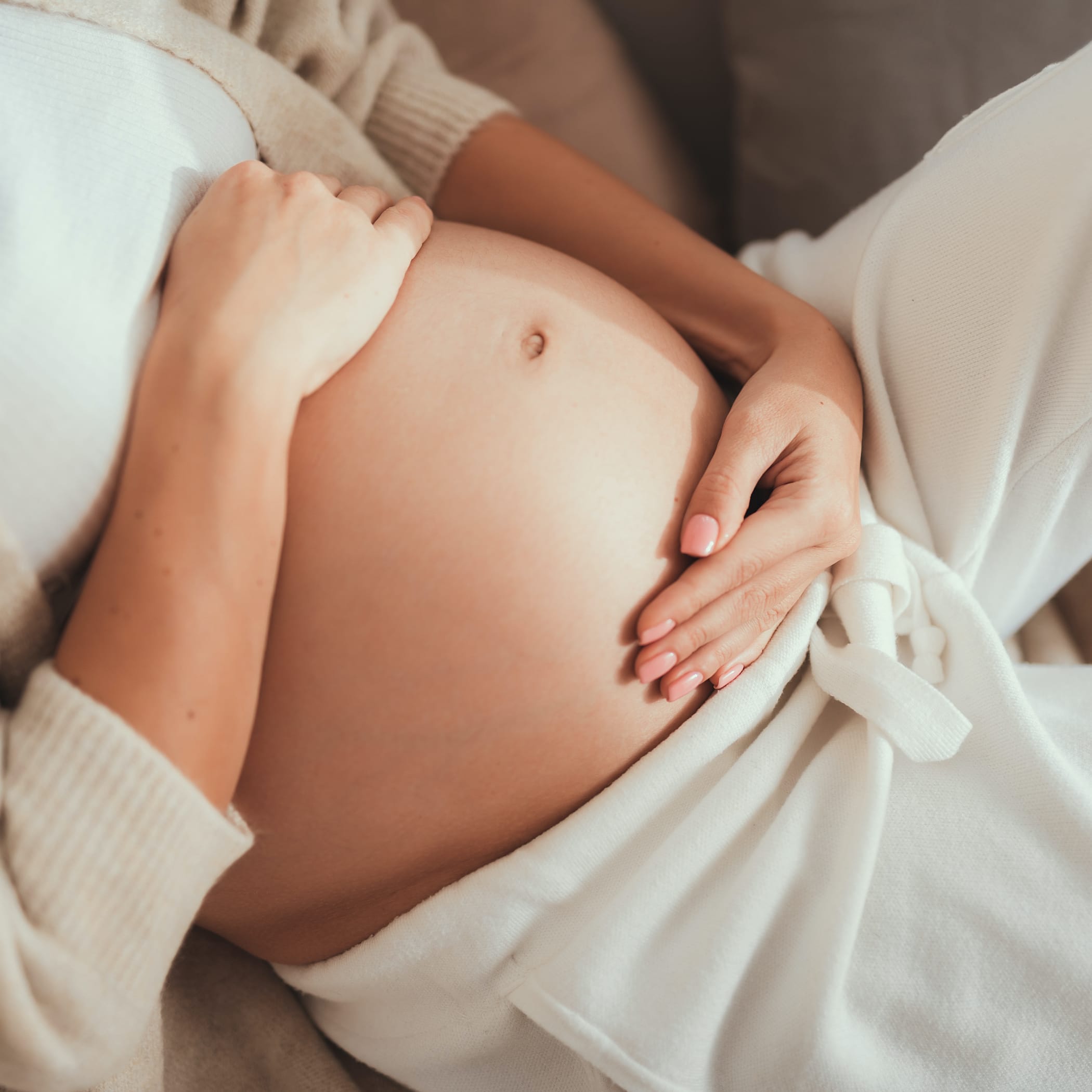 hochzwei_rae_teaser_07.jpg Nackter schwangerer Bauch und Hände