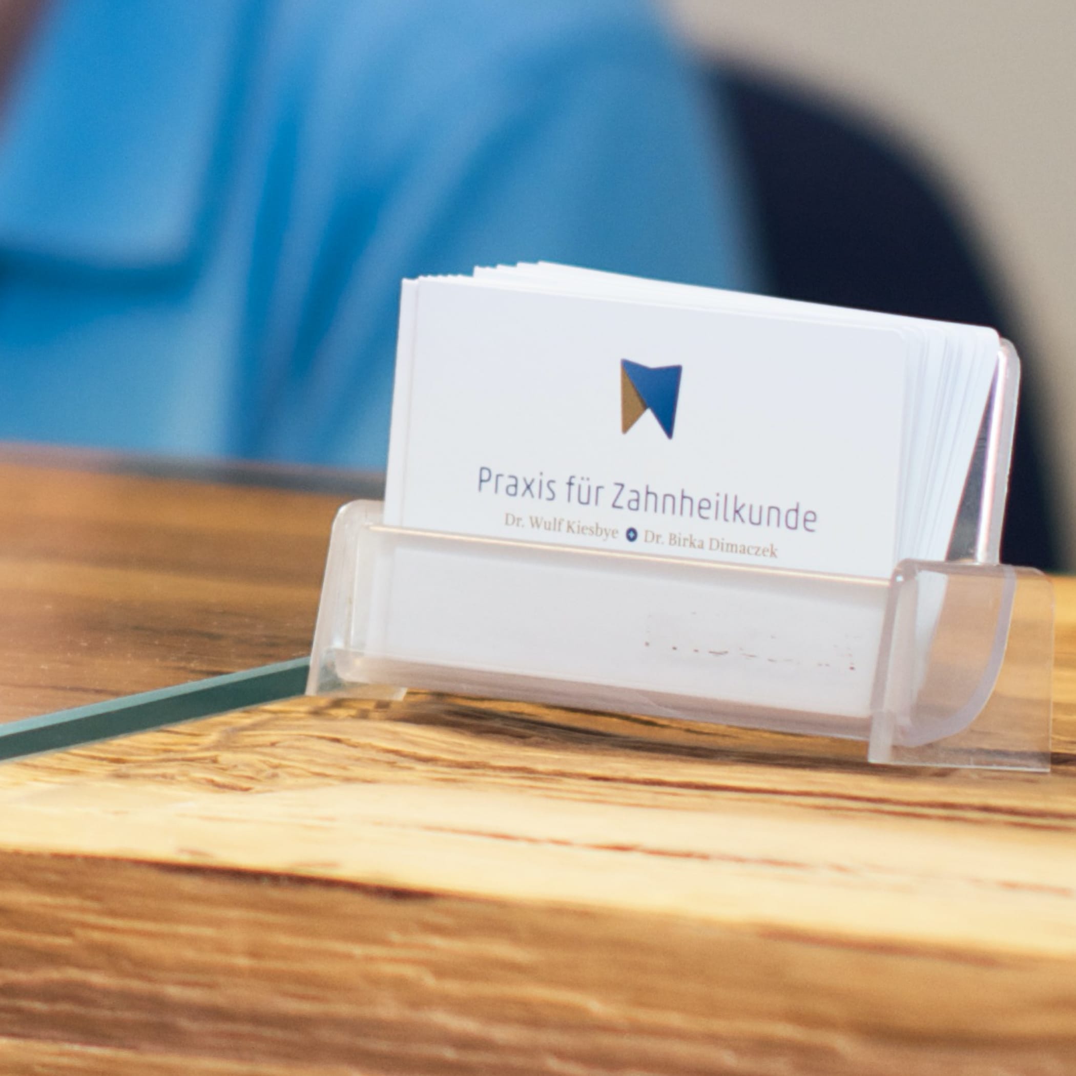 hochzwei_drky_teaser_07.jpg Visitenkarten der Praxis auf Anmeldetresen