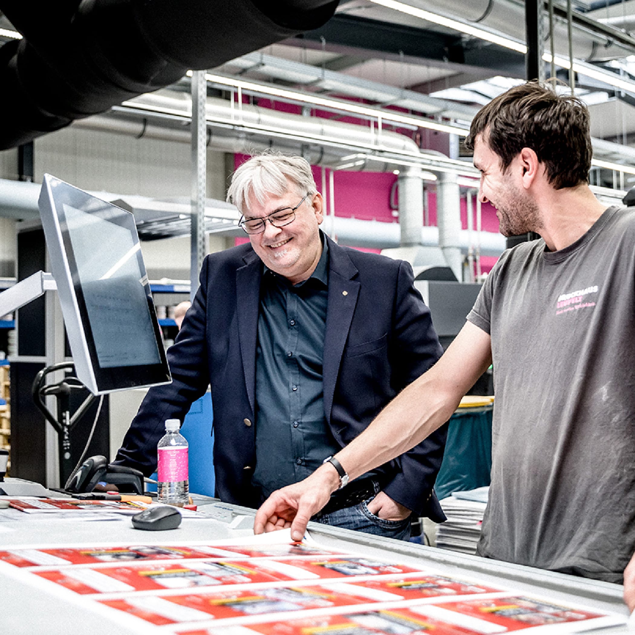 hochzwei_drle_teaser_07.jpg Zwei Männer in einer Druckerei
