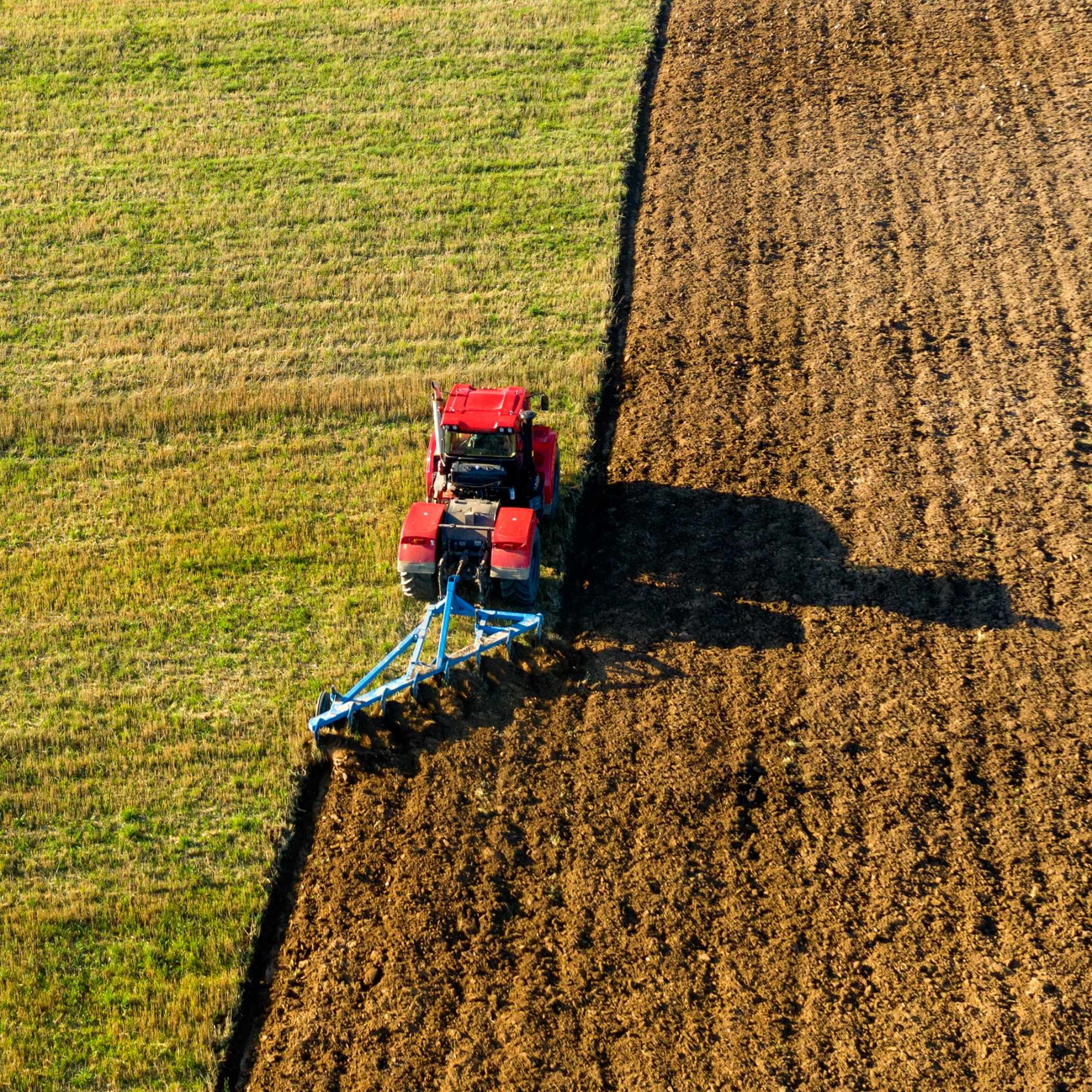 h2_ecodots_teaser_11.jpg Trecker auf einem Feld