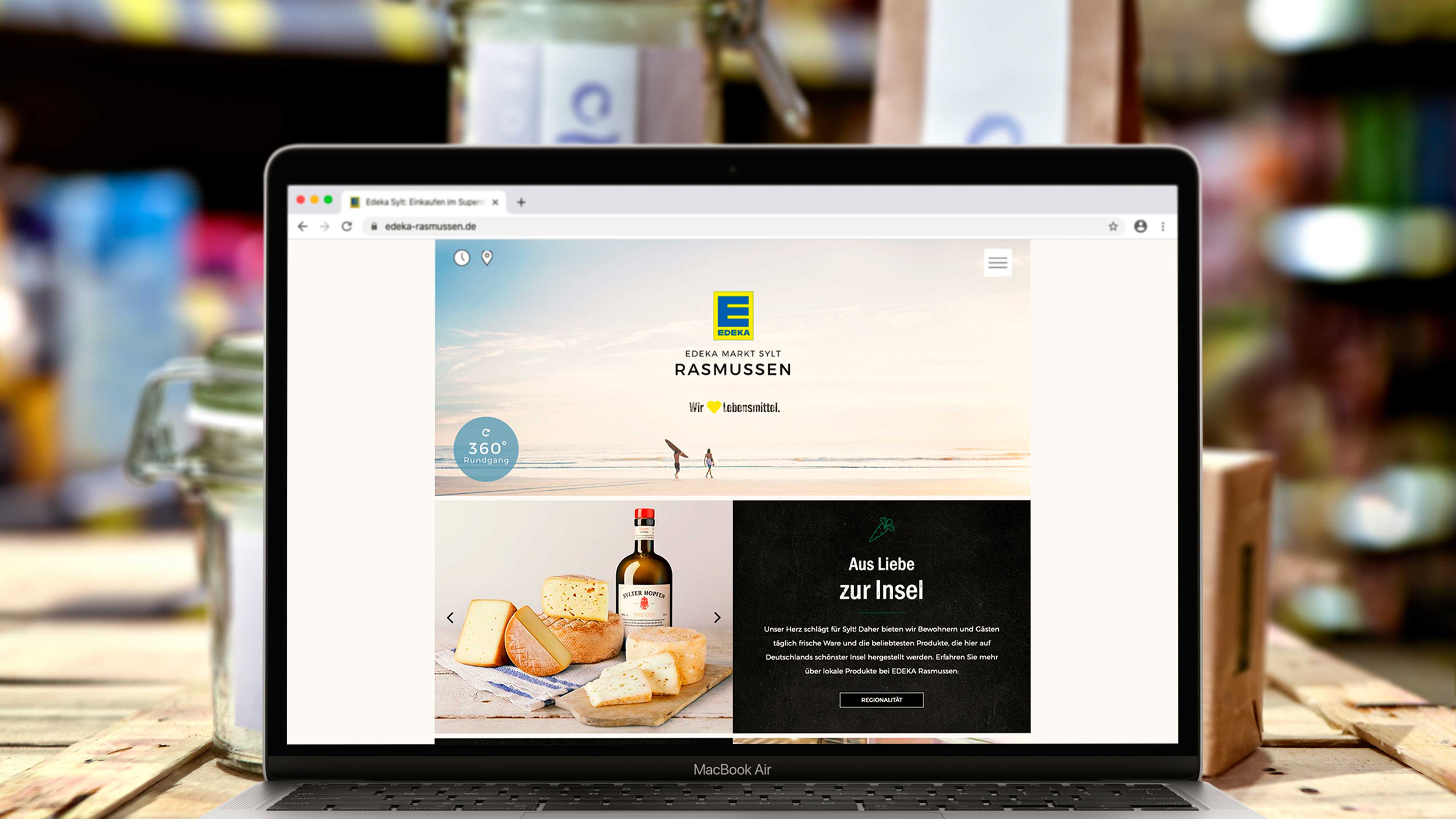 hochzwei_edra_slider_01.jpg Laptop zeigt Website edeka-rasmussen.de mit Text "Aus Liebe zur Insel"