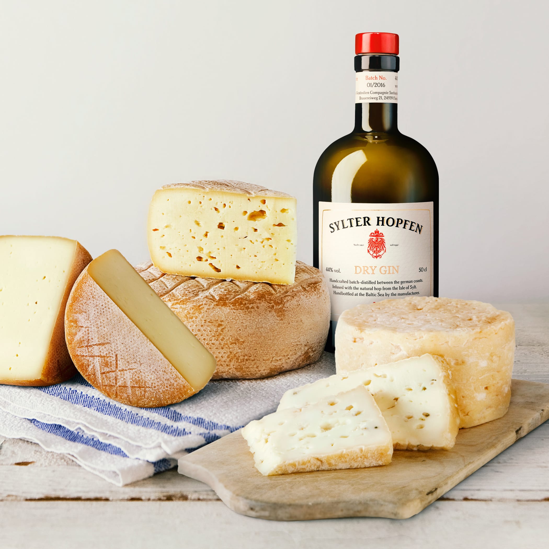 hochzwei_edra_teaser_03.jpg Große Käseplatte und Flasche Gin