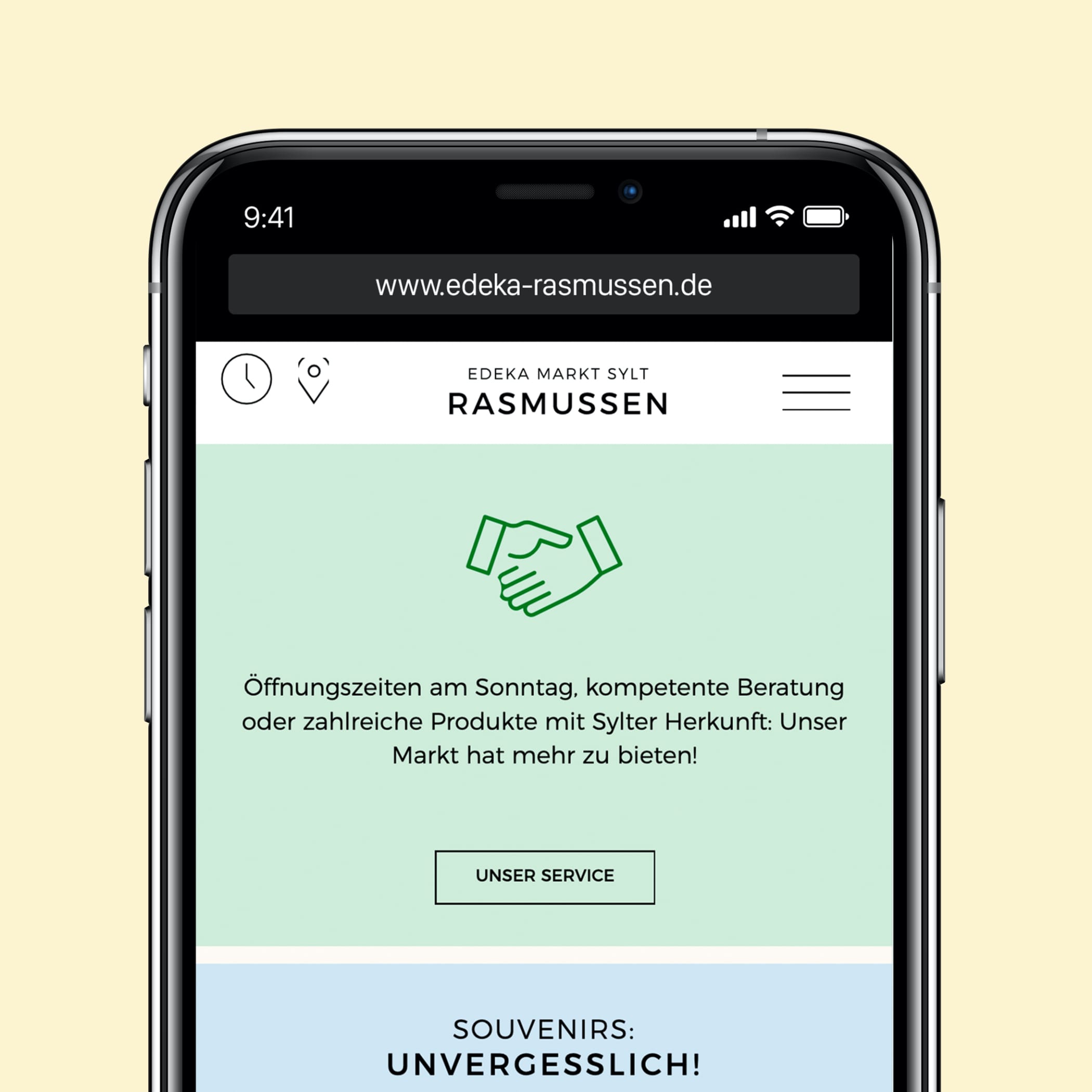 hochzwei_edra_teaser_04.jpg Smartphone zeigt Website edeka-rasmussen.de mit grüner Kachel